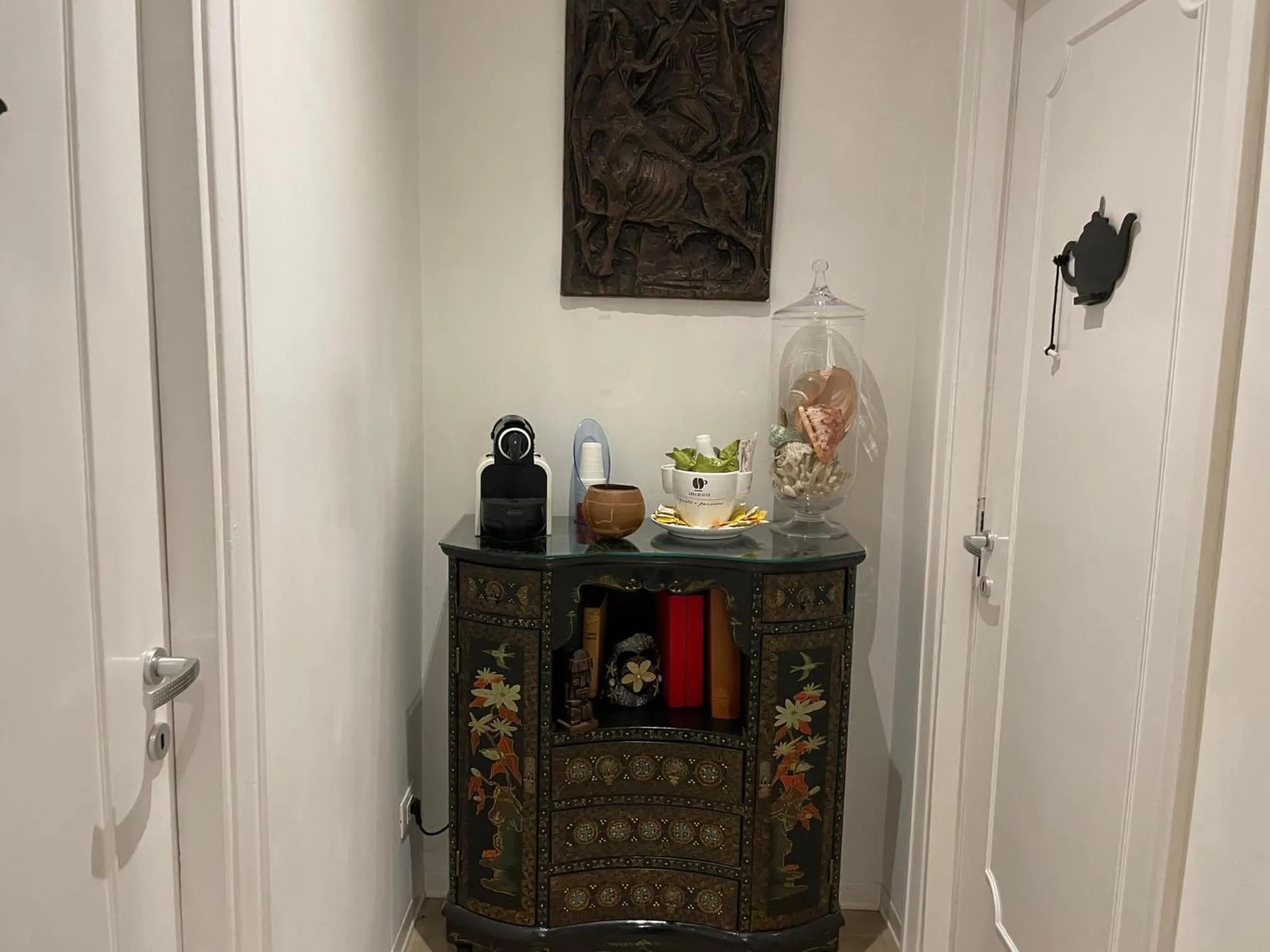 wardrobe in B&B Tiburtina Garden