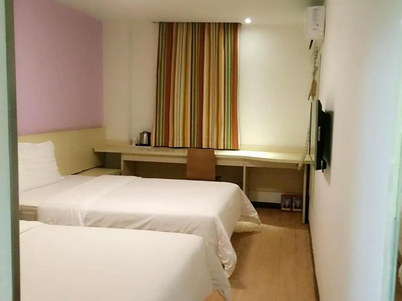 Bed in 7Days Inn Wuhan Airport Panlong City