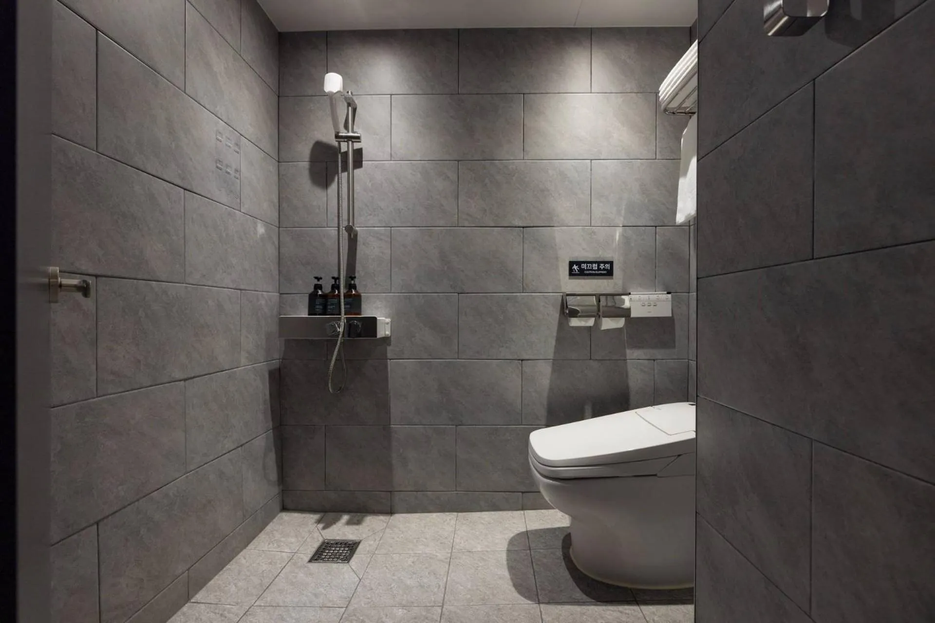 Toilet in Anook Ryokan Hotel Ansan station