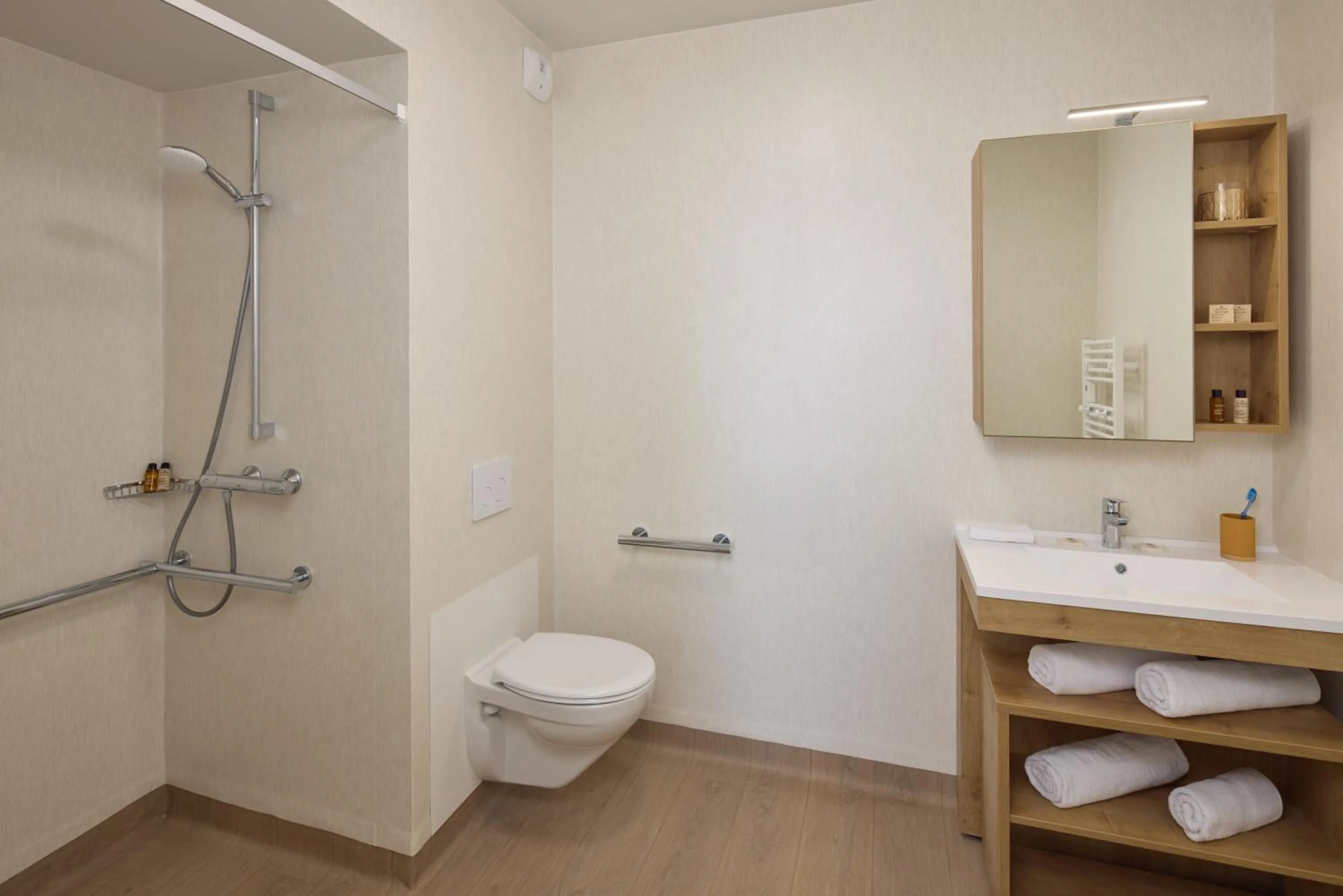 Bathroom in Quality Aparthotel Cholet