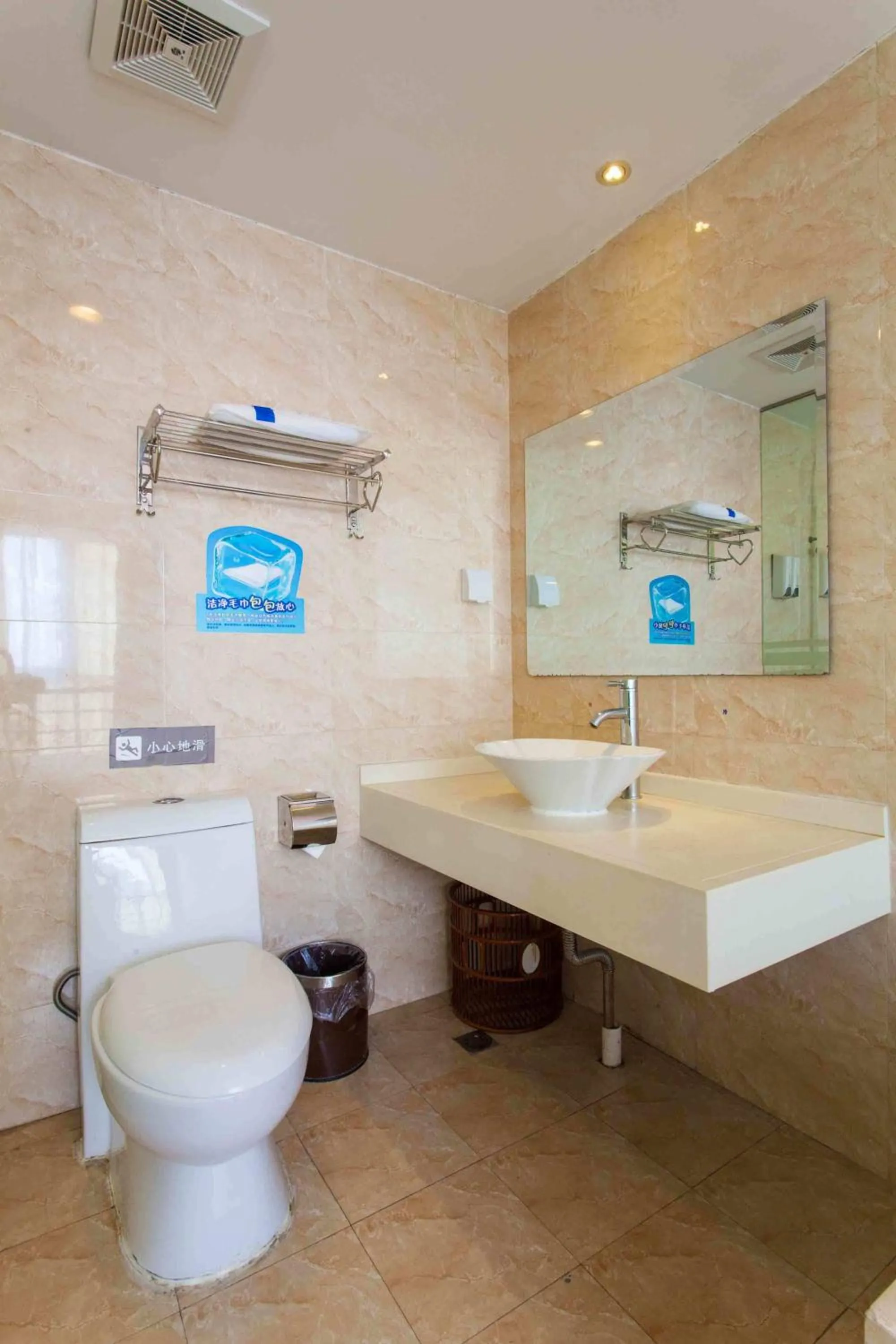 Bathroom in 7Days Inn Meishan Sansuci Xiaobeijie
