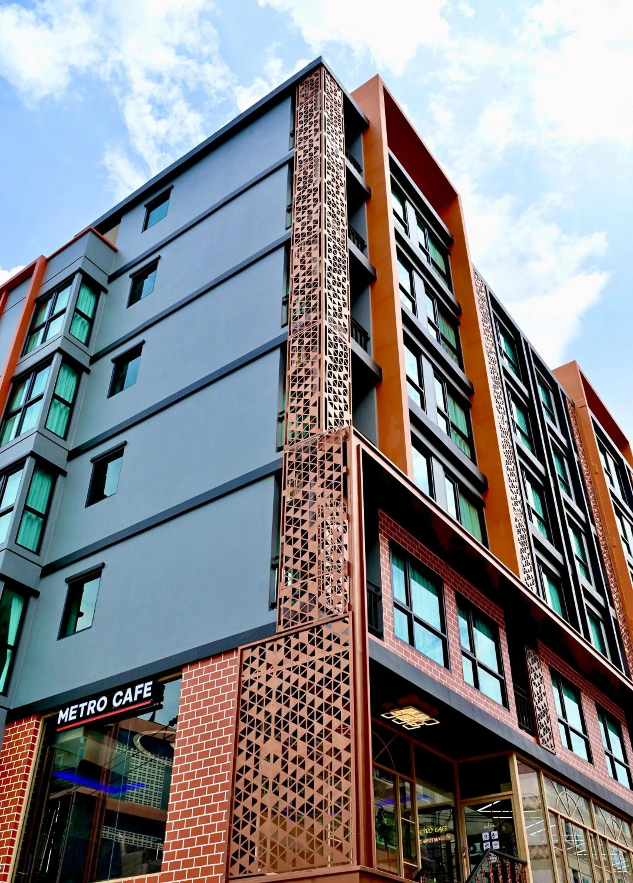 Property building in Metro Hotel Phahonyothin 35