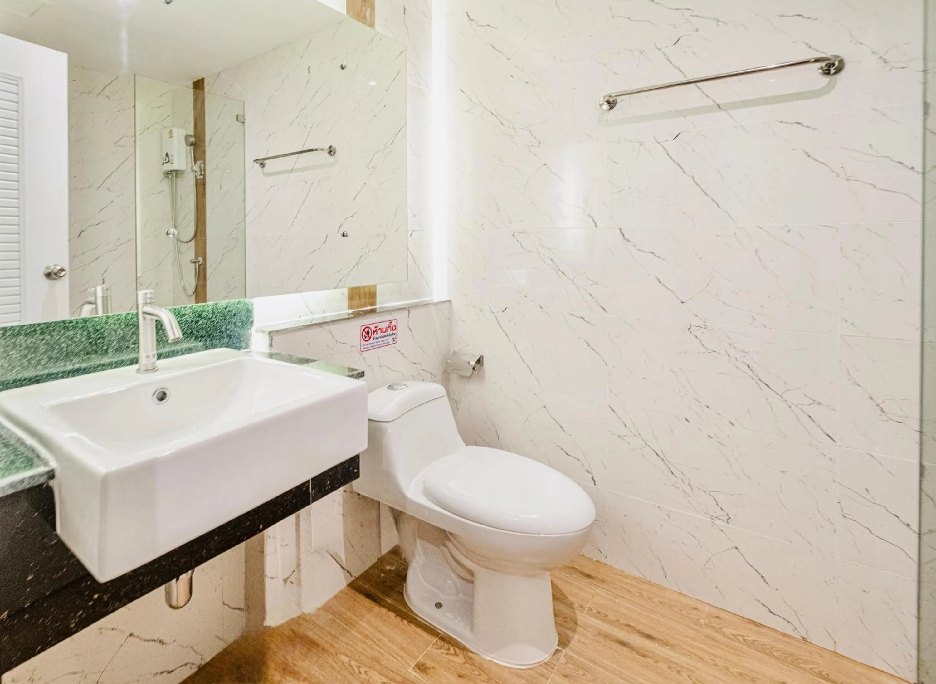 Shower in Metro Hotel Phahonyothin 35