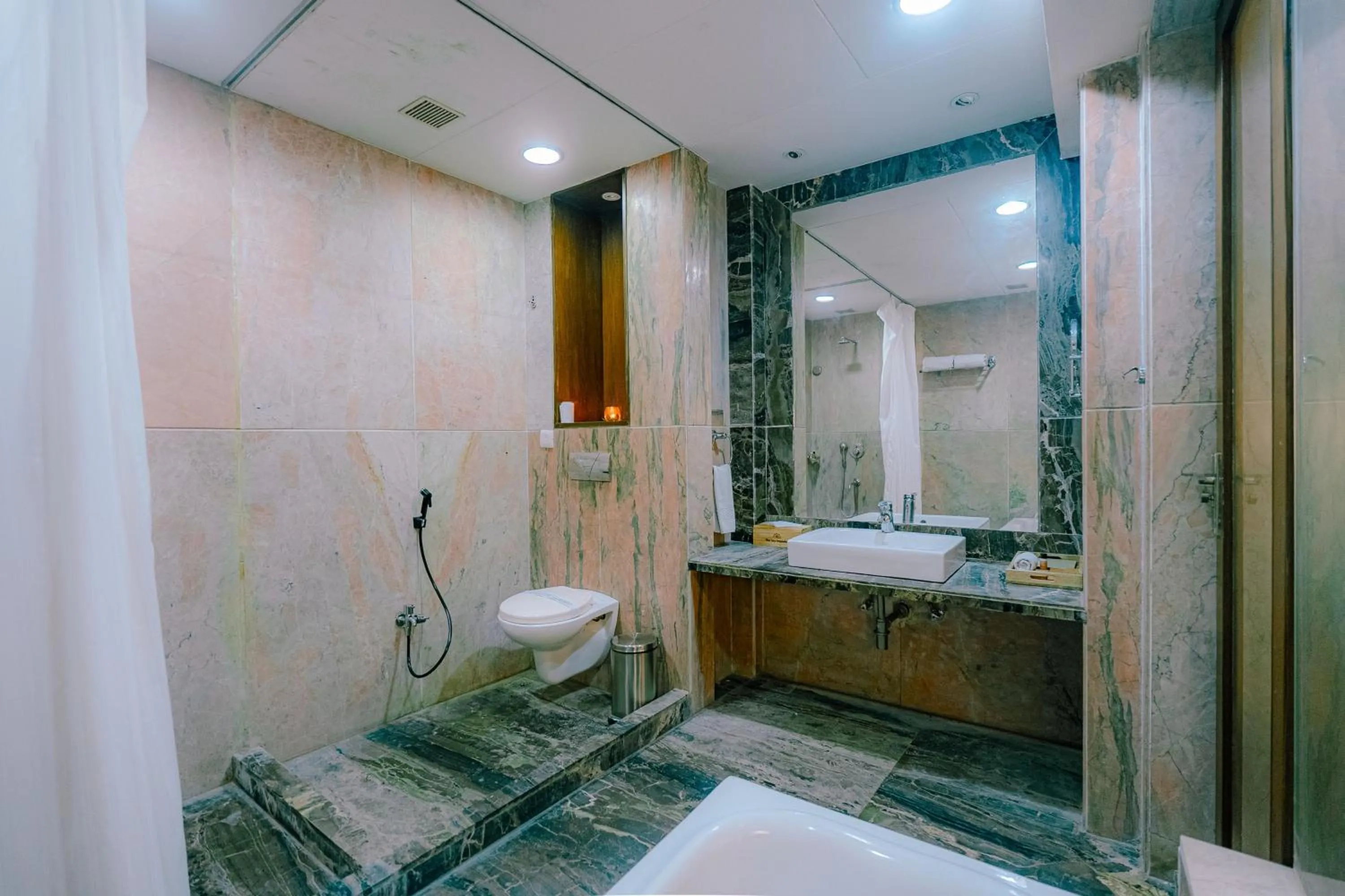 Shower in The Sky Imperial, Udaipur