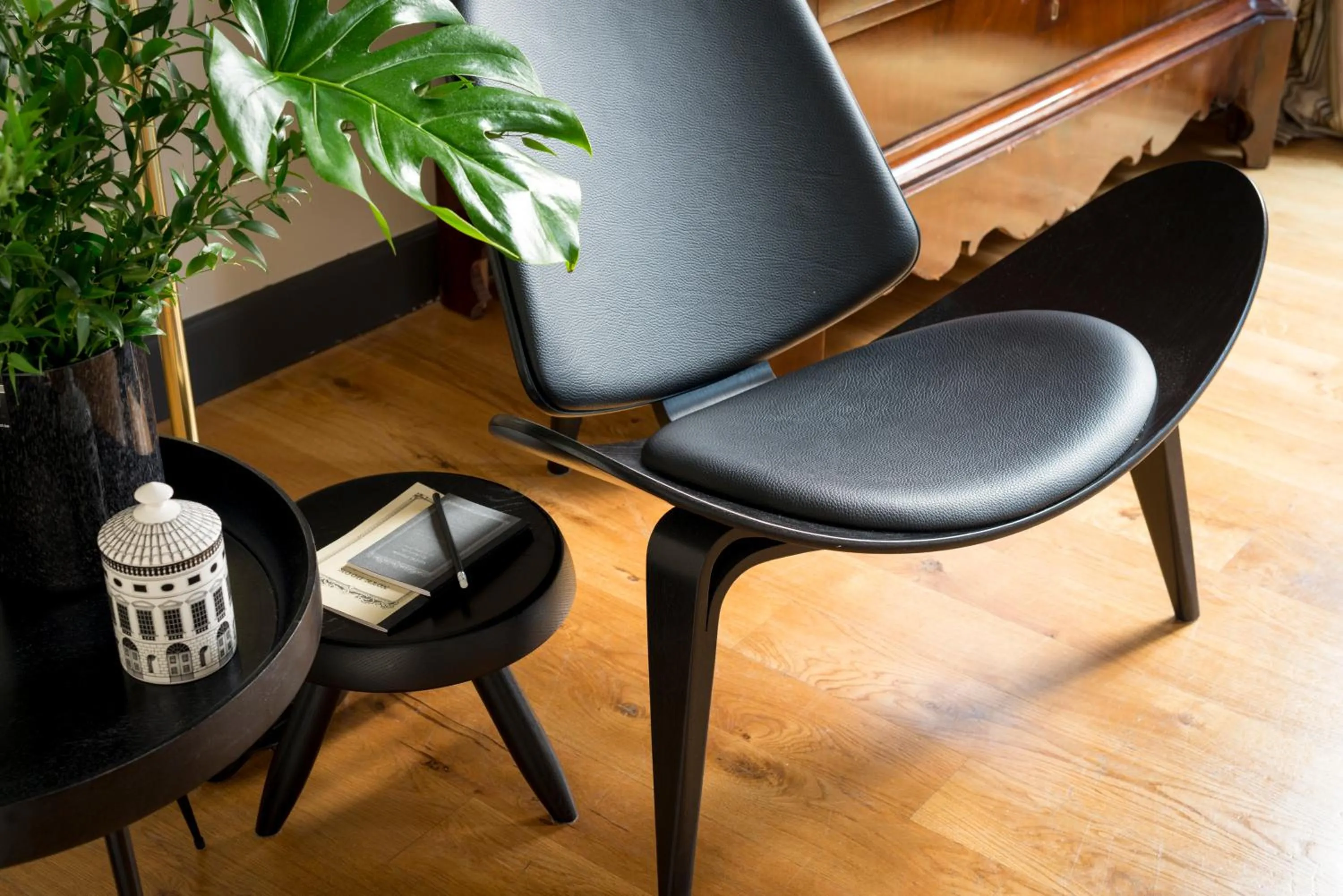 Decorative detail in Crossing Condotti