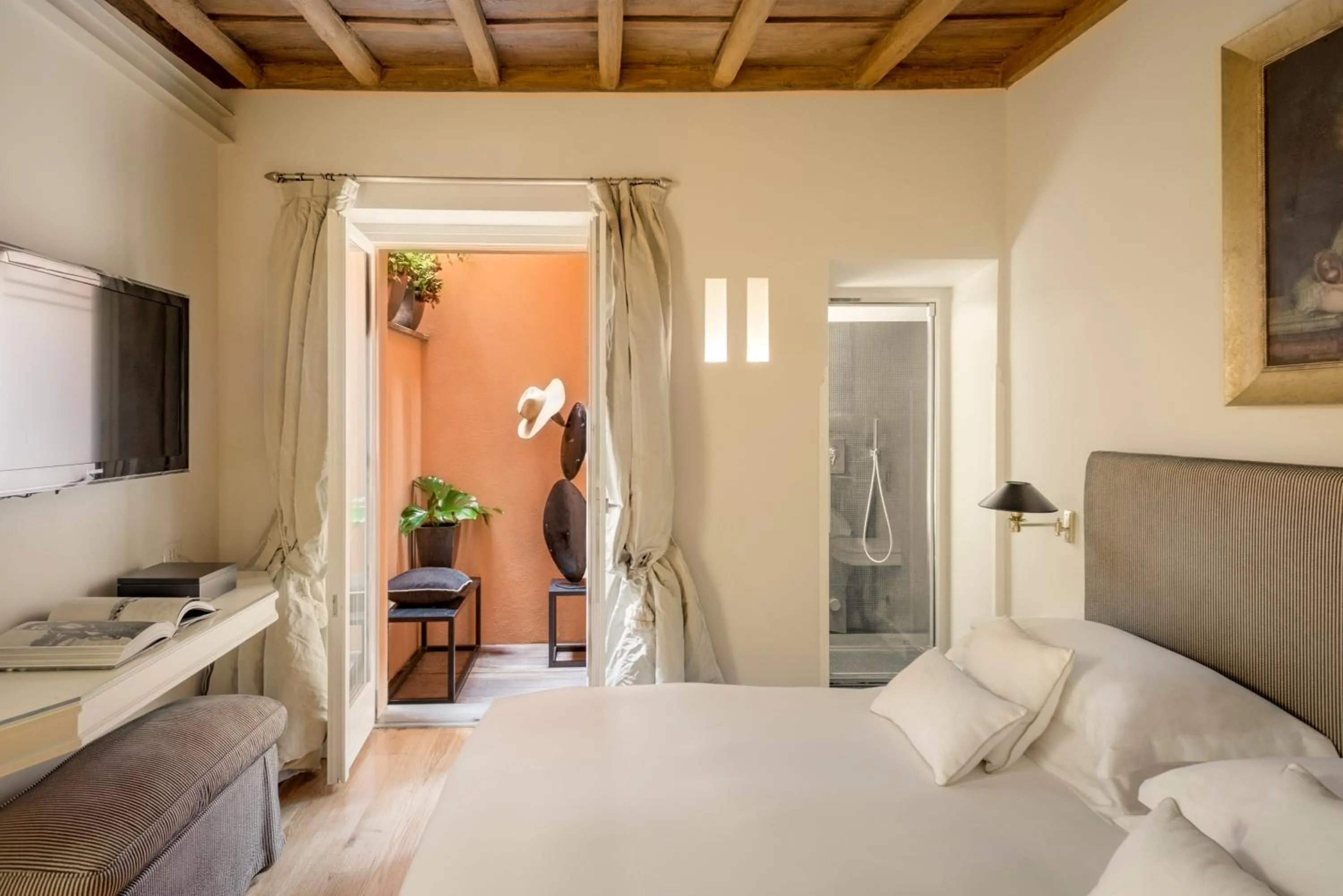 Photo of the whole room, Bed in Crossing Condotti