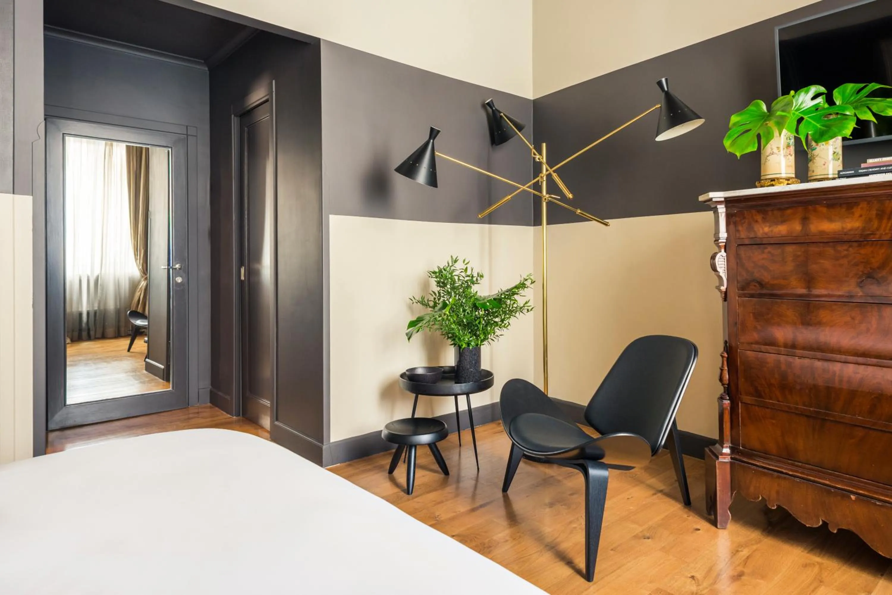 Photo of the whole room, Bed in Crossing Condotti