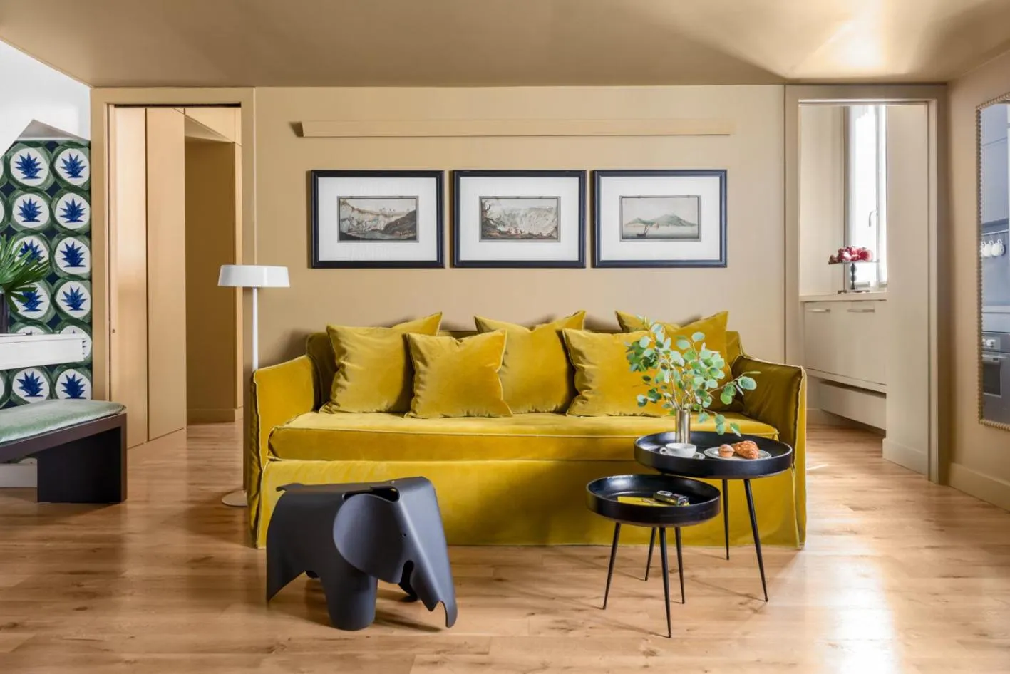 Seating area in Crossing Condotti