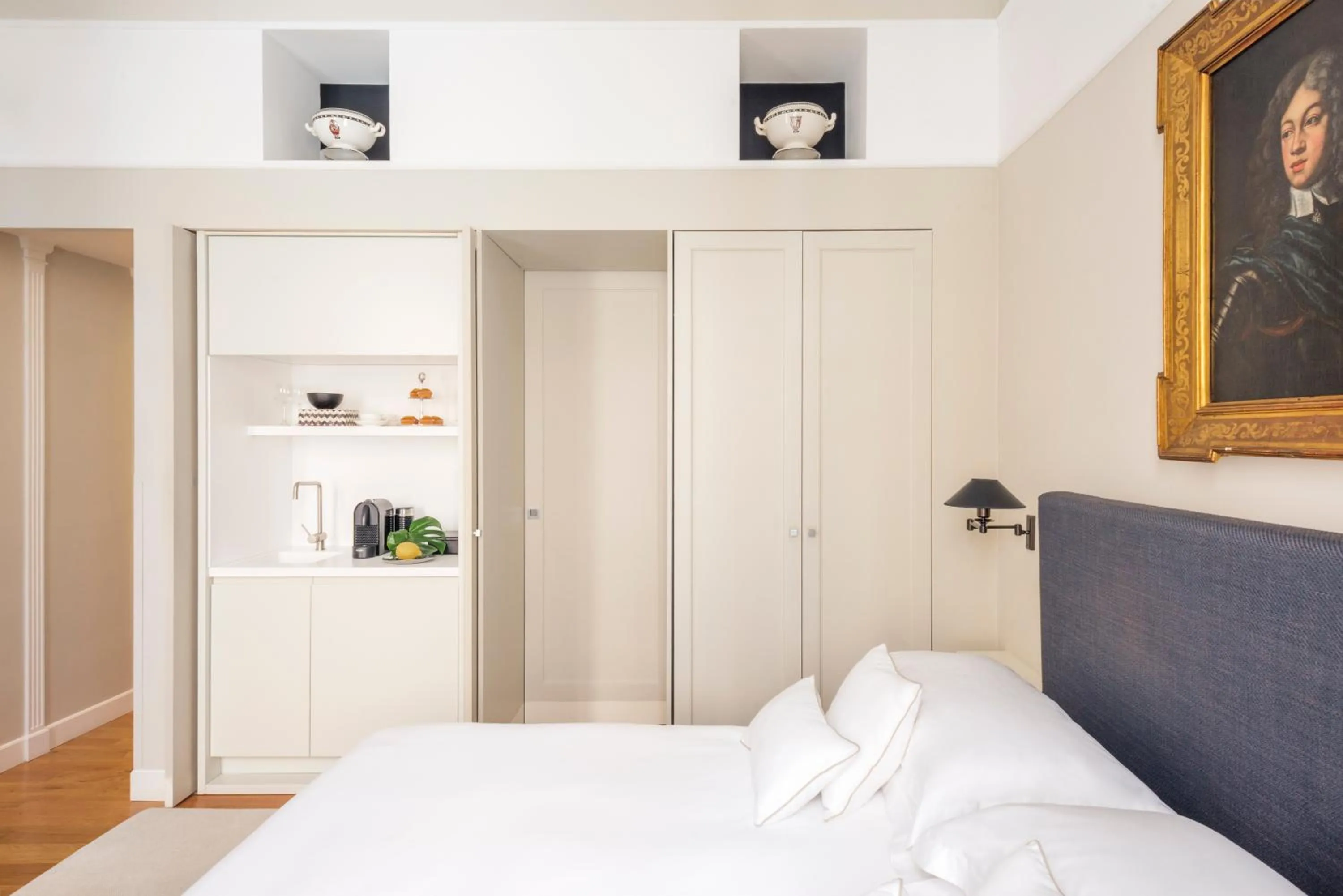 Photo of the whole room, Bed in Crossing Condotti