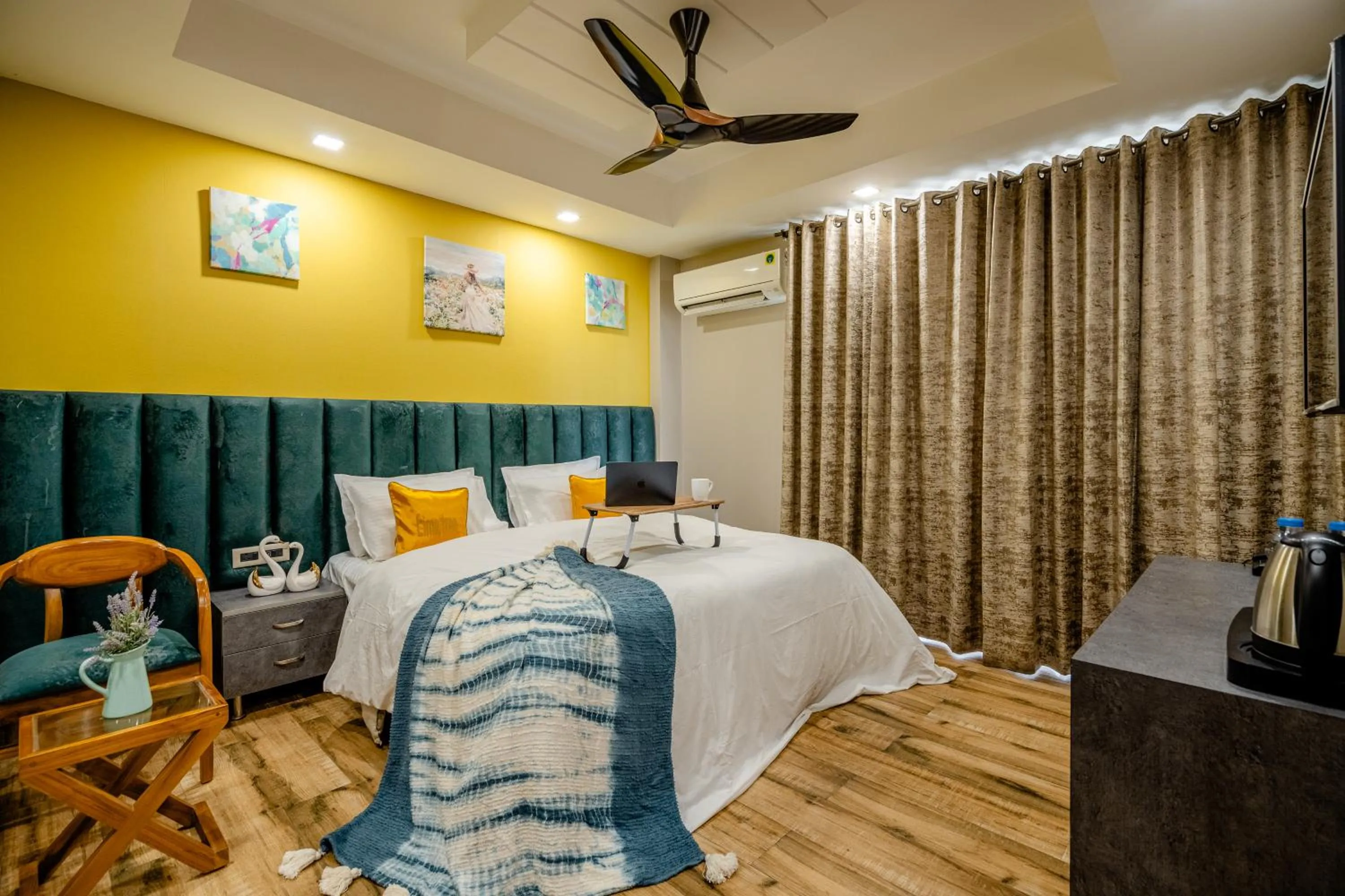 Bed in Lime Tree Hotel - Near Medanta Hospital