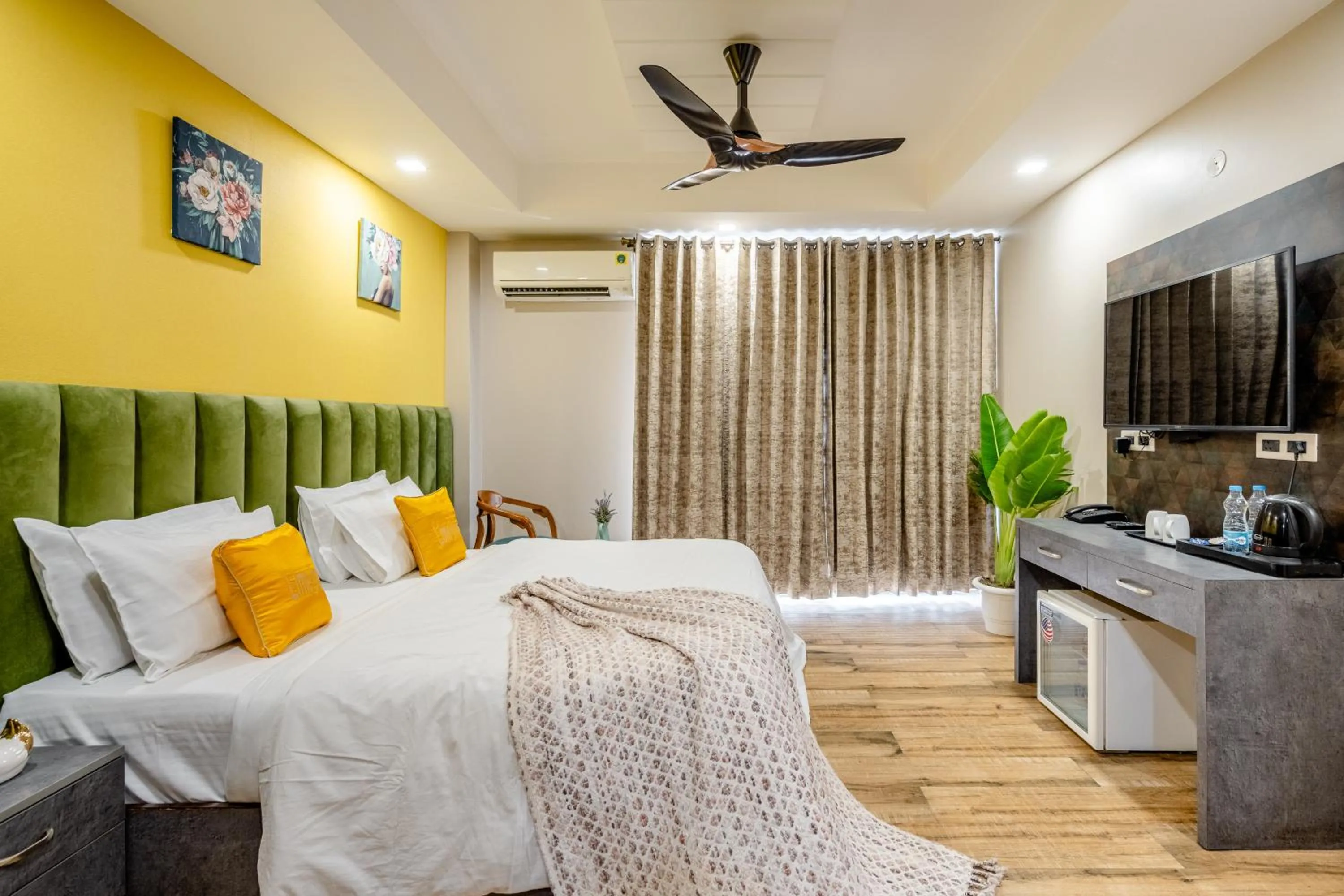 Bed in Lime Tree Hotel - Near Medanta Hospital