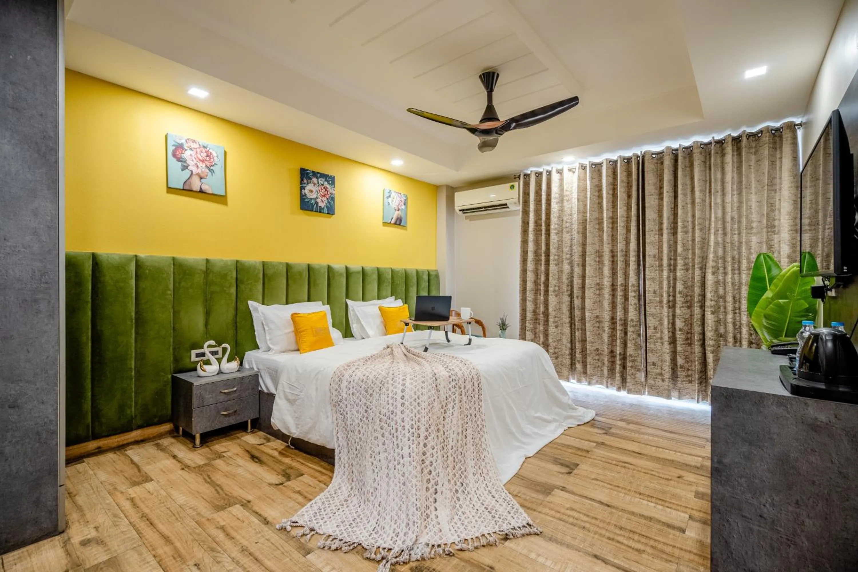Bedroom, Bed in Lime Tree Hotel - Near Medanta Hospital
