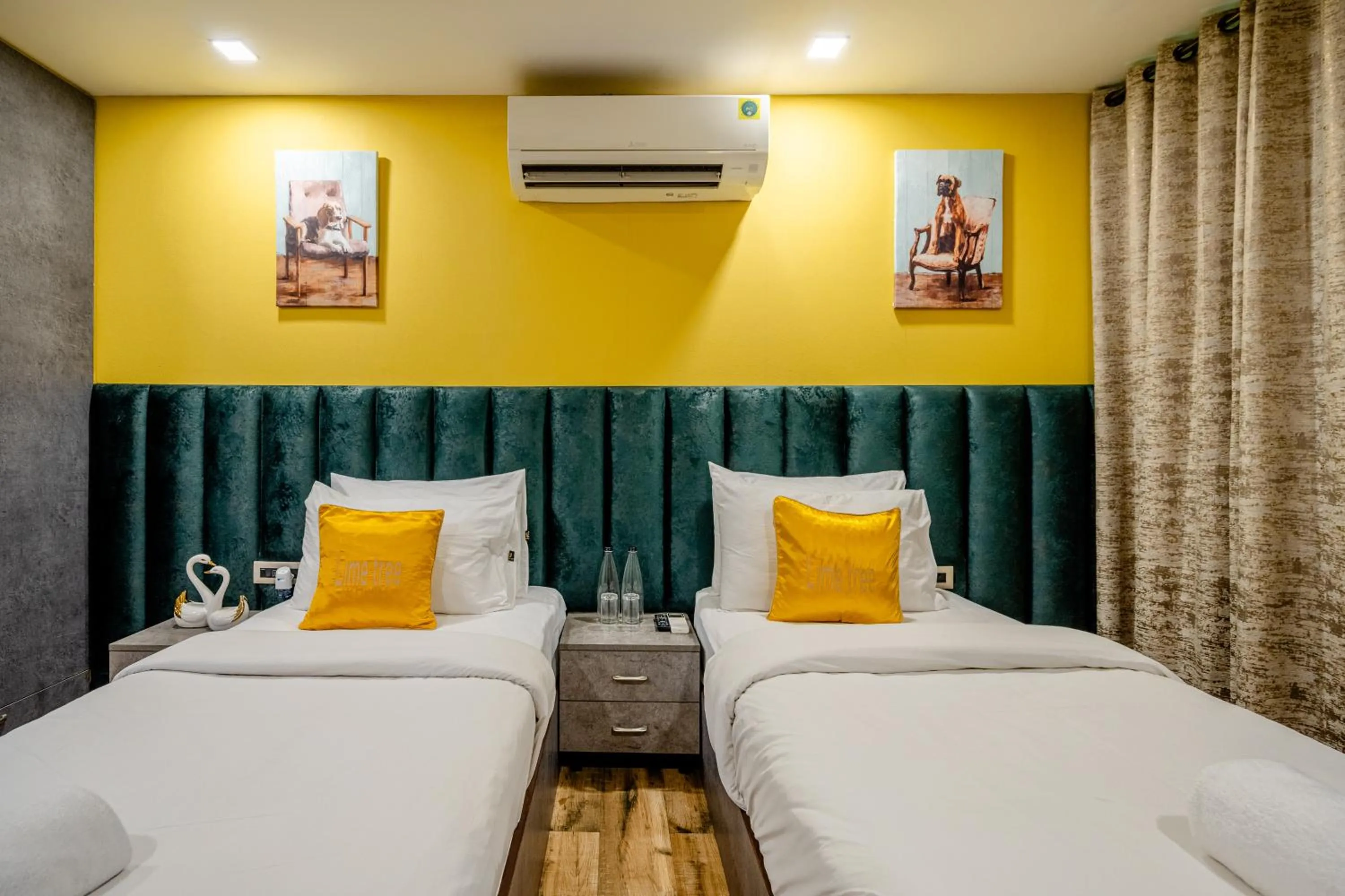 Bedroom, Bed in Lime Tree Hotel - Near Medanta Hospital