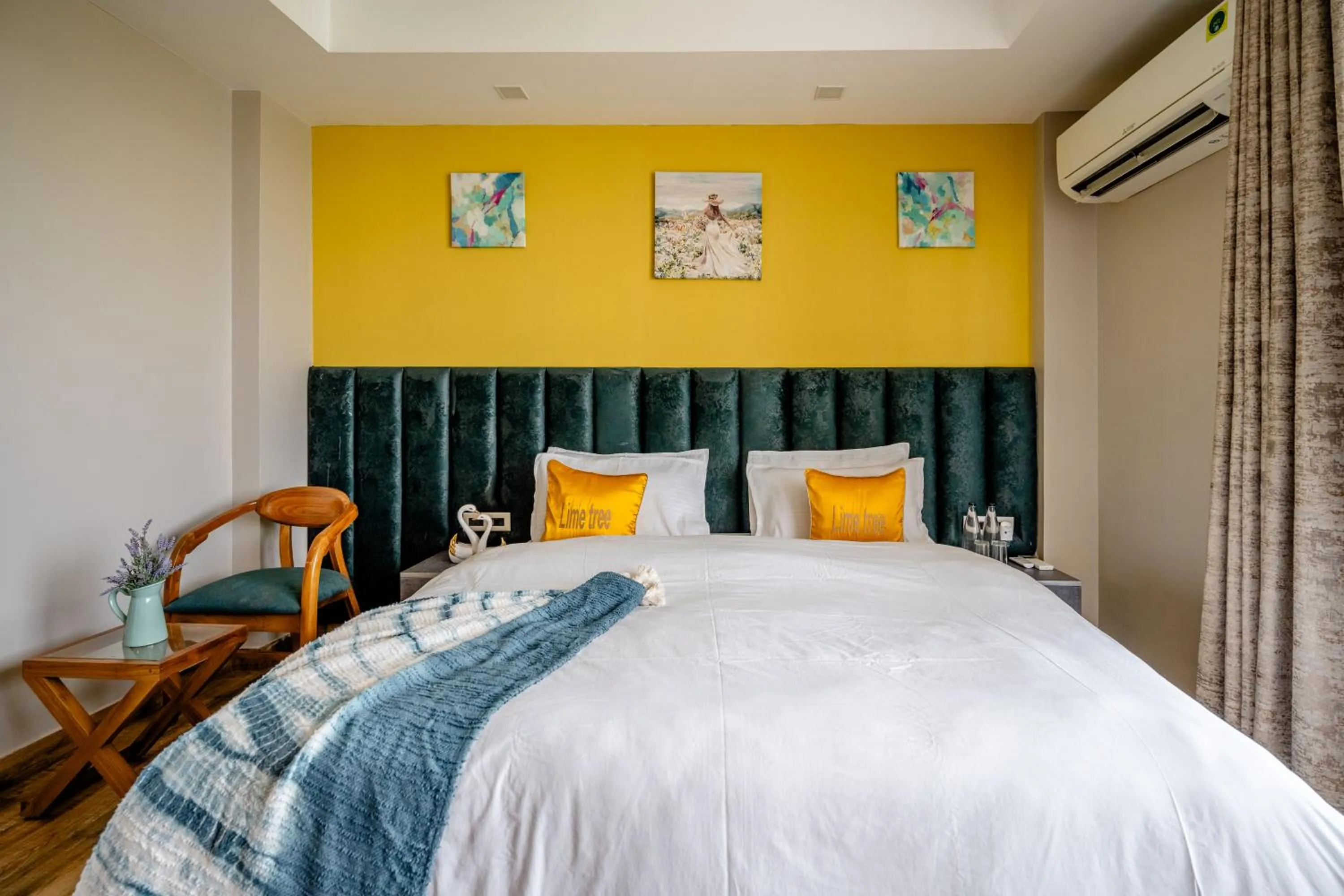 Bedroom, Bed in Lime Tree Hotel - Near Medanta Hospital