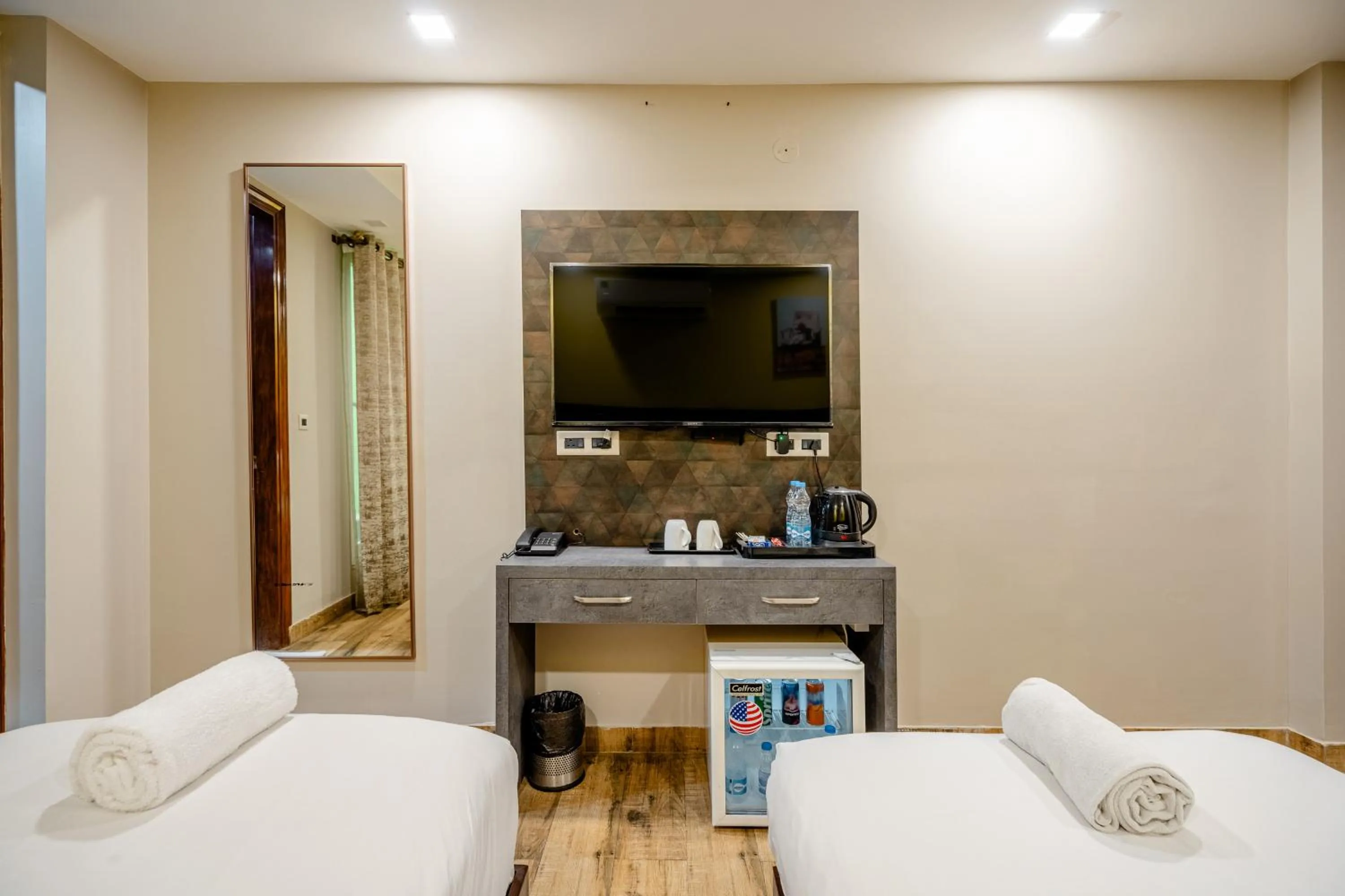 TV and multimedia, Bed in Lime Tree Hotel - Near Medanta Hospital