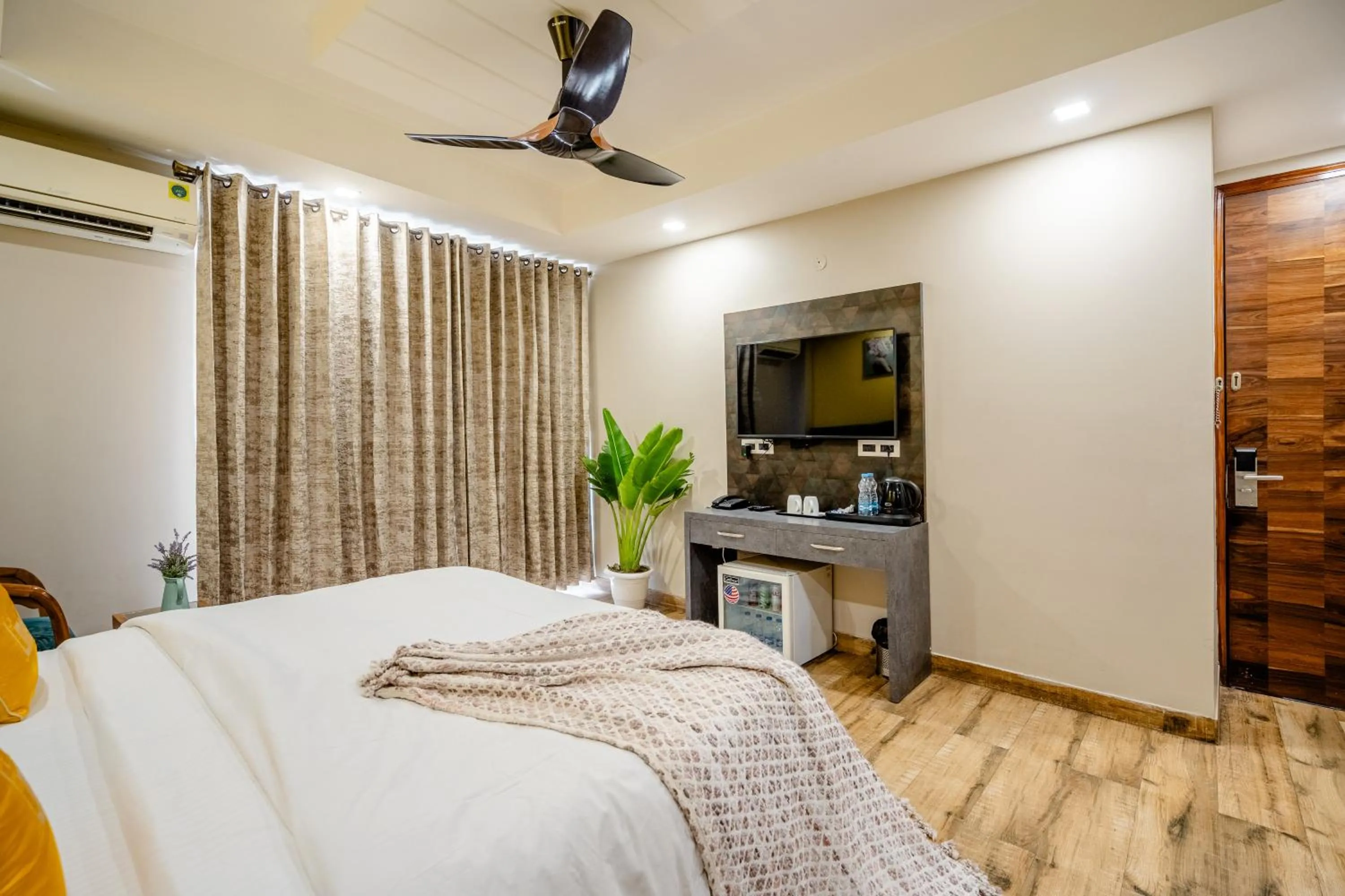 Bed in Lime Tree Hotel - Near Medanta Hospital