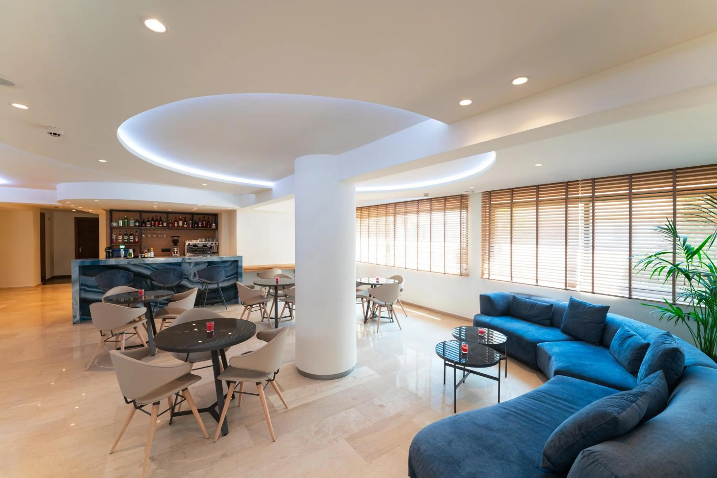 Restaurant/places to eat in Amphitryon City Hotel