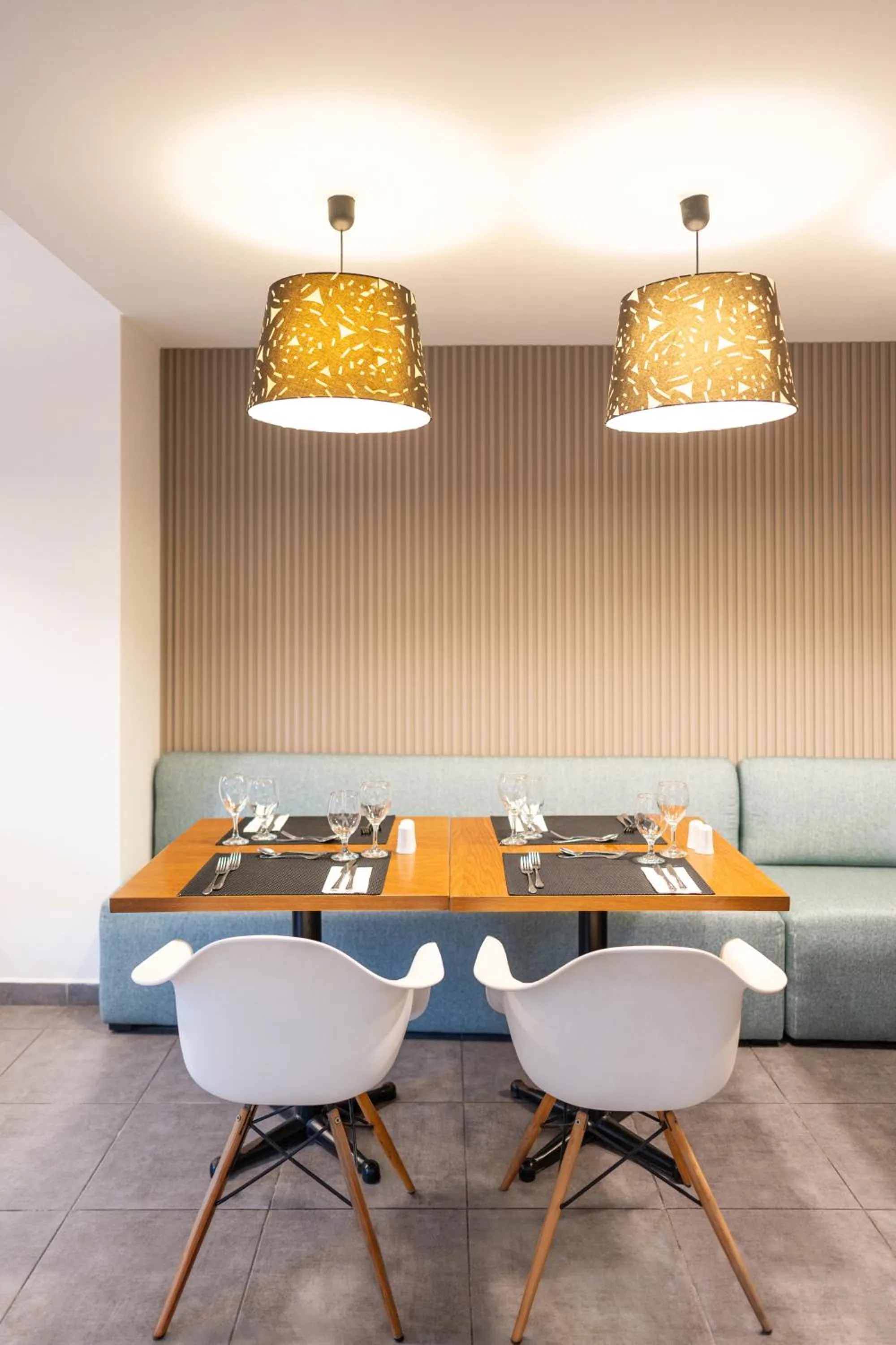 Restaurant/places to eat in Amphitryon City Hotel