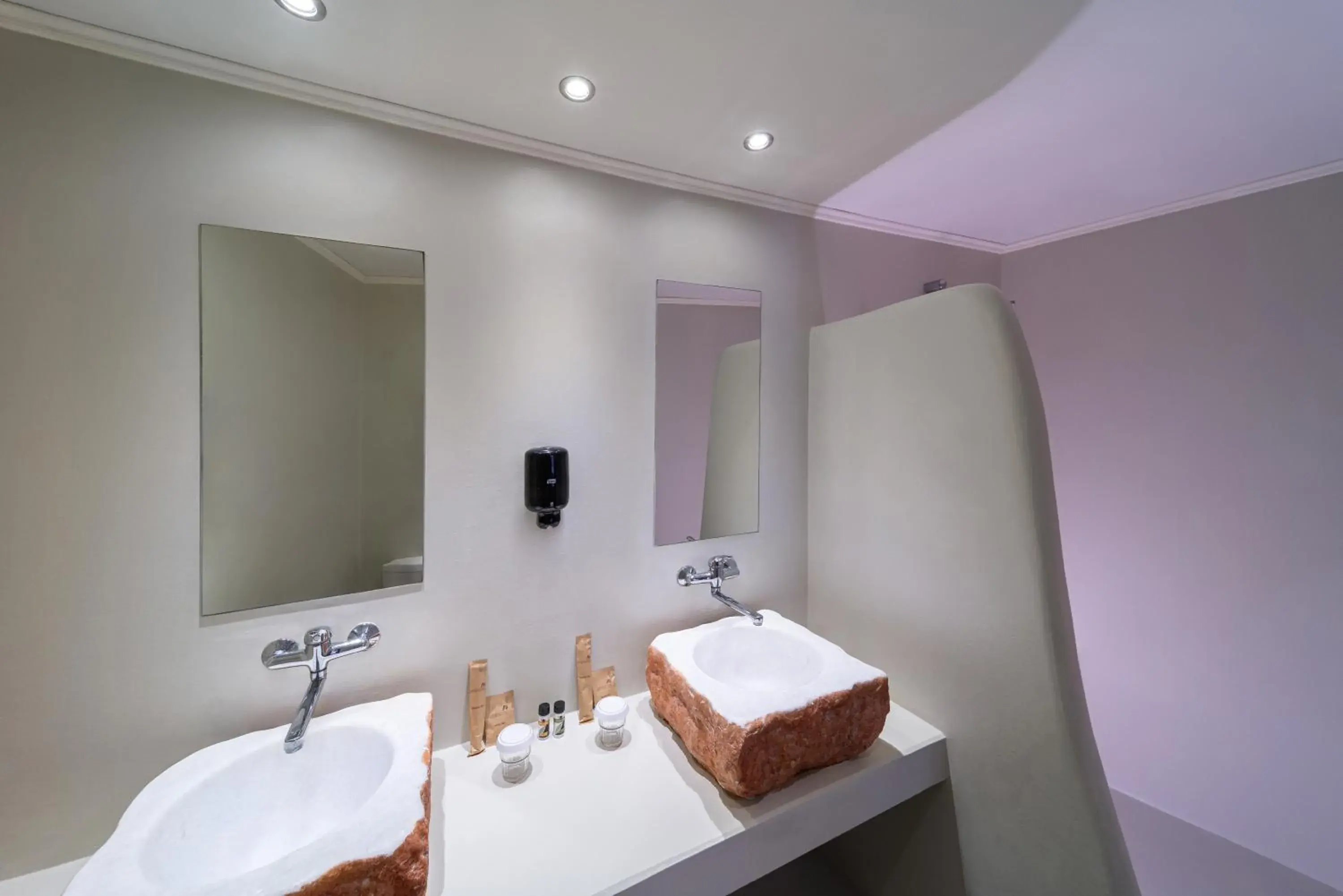 Bathroom in Amphitryon City Hotel Bathroom in Amphitryon City Hotel