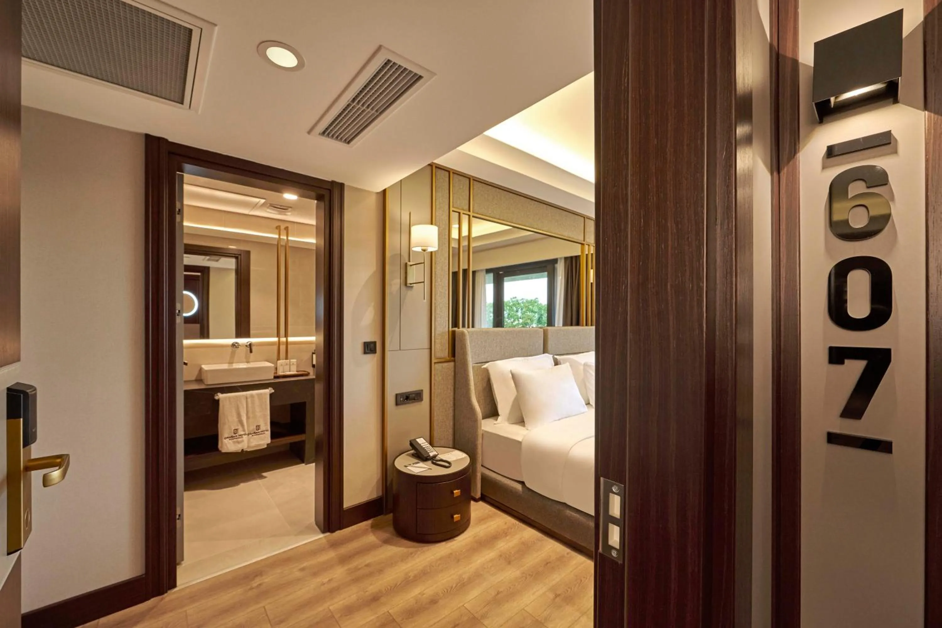 Photo of the whole room, Bed in Çırağan Hotel Bosphorus