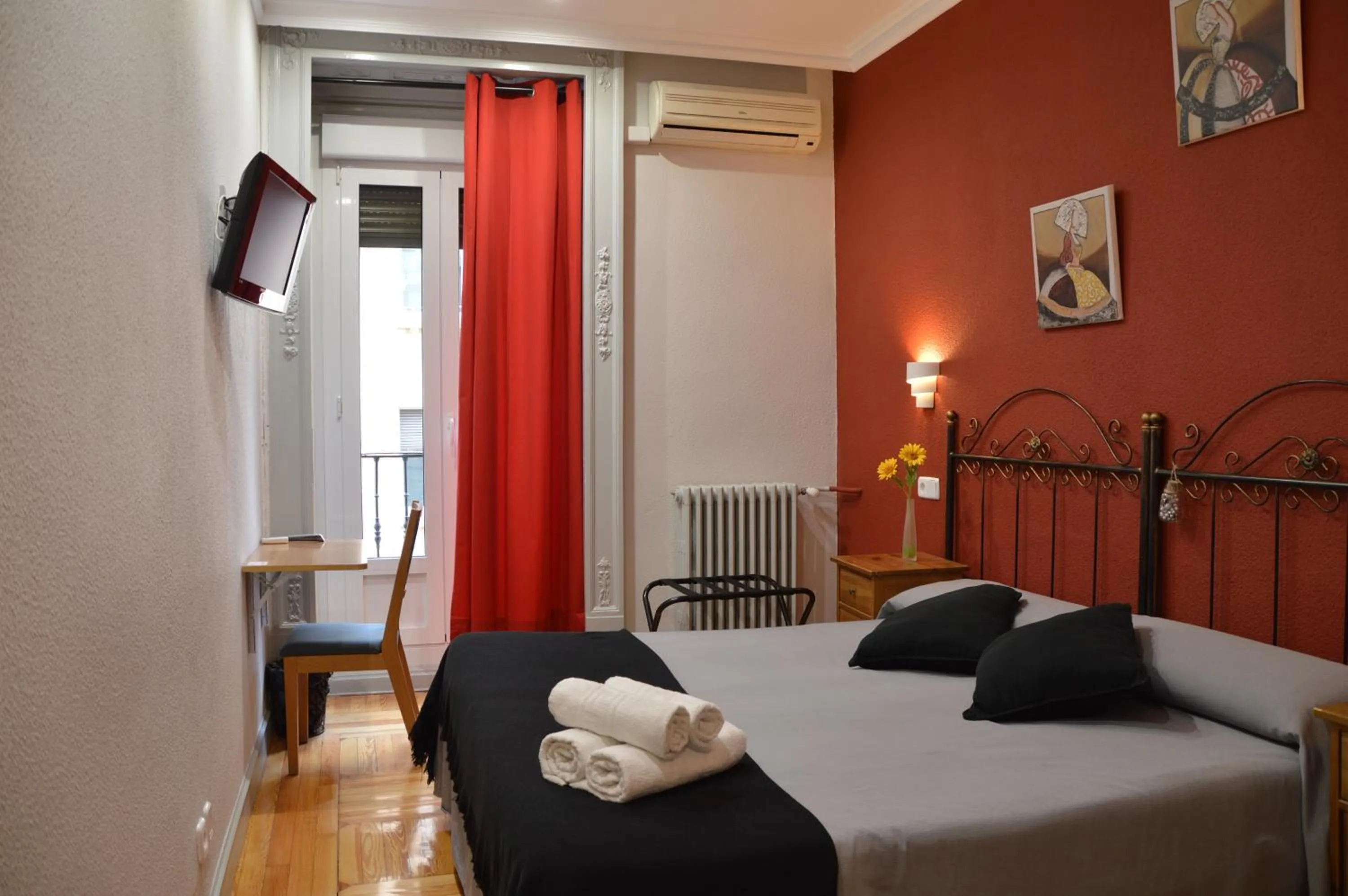 TV and multimedia, Bed in Hostal Aresol