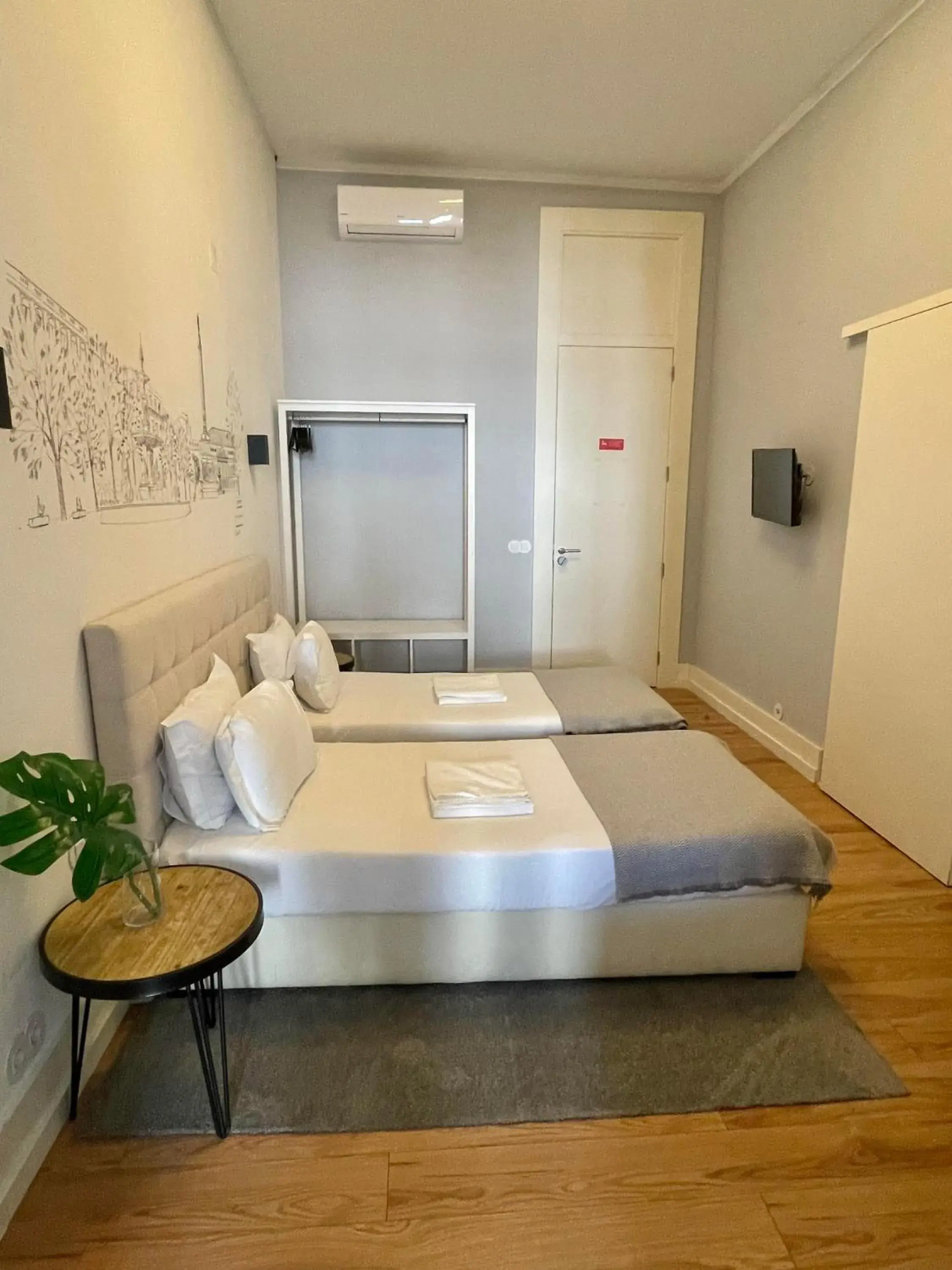 Deluxe Triple Room with Private Bathroom in Lisbon Check-In Guesthouse Deluxe Triple Room with Private Bathroom in Lisbon Check-In Guesthouse