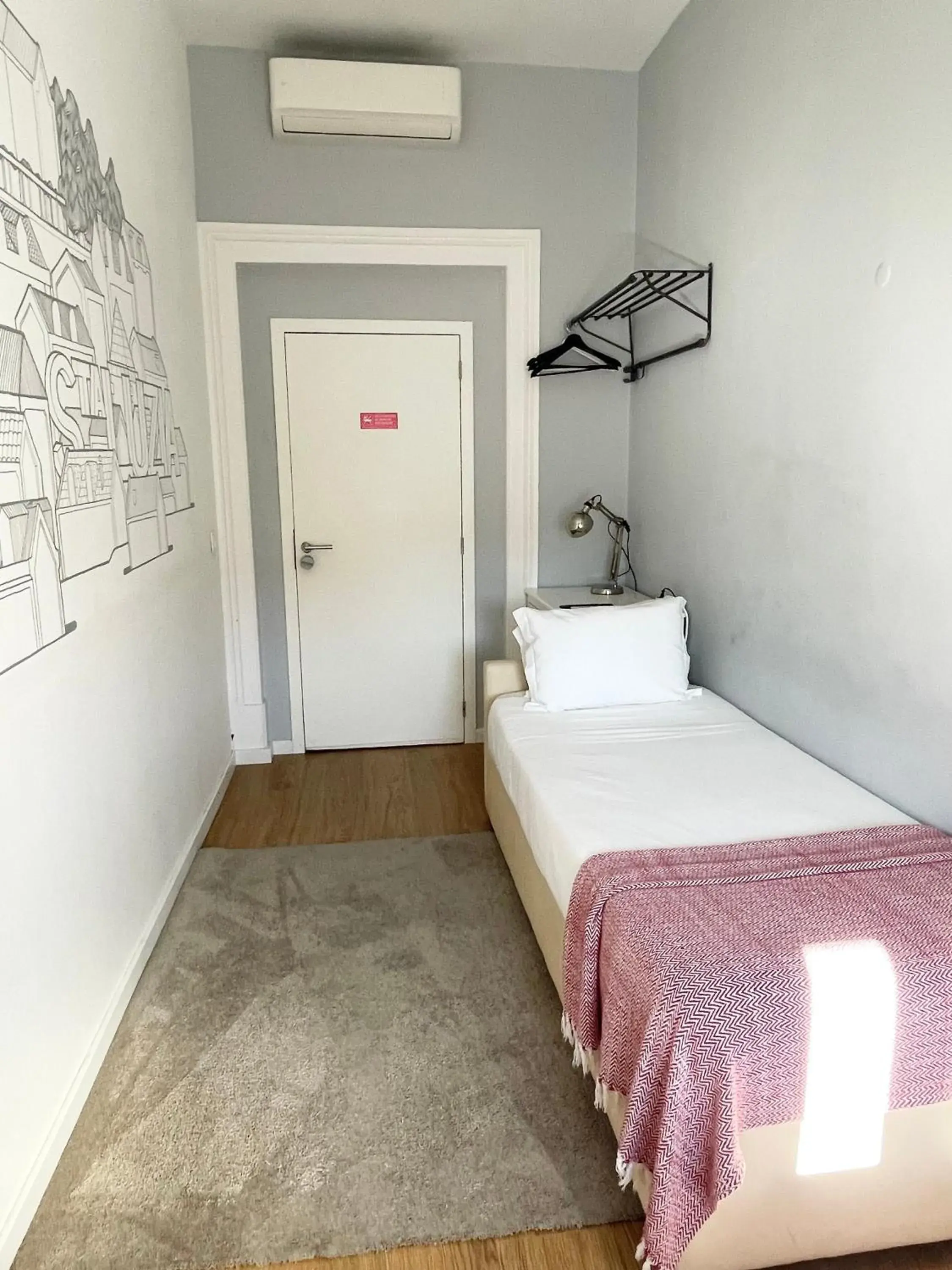 Standard Single Room with Private External Bathroom in Lisbon Check-In Guesthouse Standard Single Room with Private External Bathroom in Lisbon Check-In Guesthouse