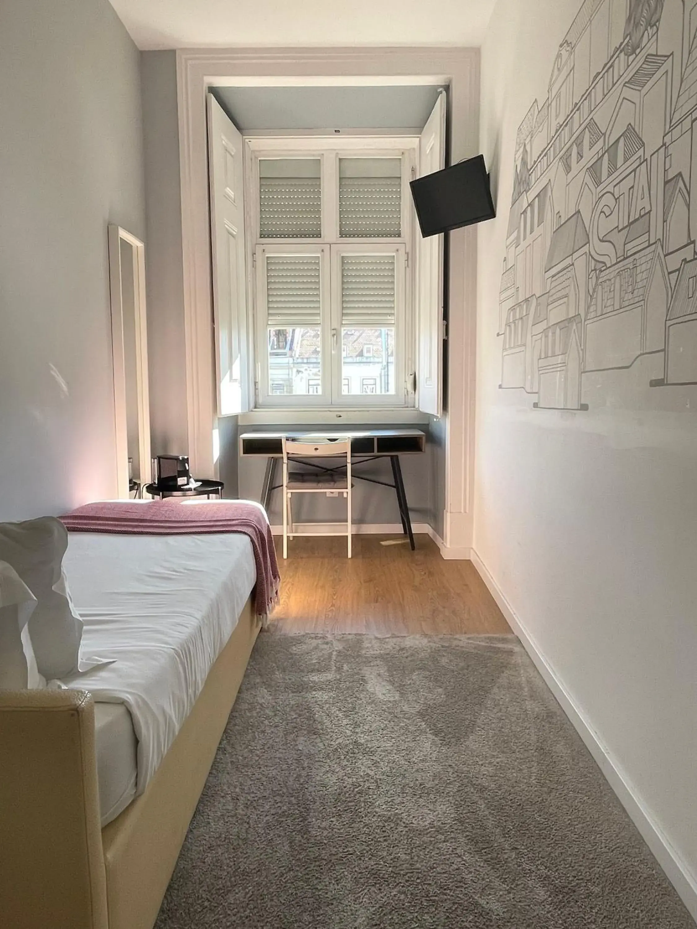 Standard Single Room with Private External Bathroom in Lisbon Check-In Guesthouse Standard Single Room with Private External Bathroom in Lisbon Check-In Guesthouse