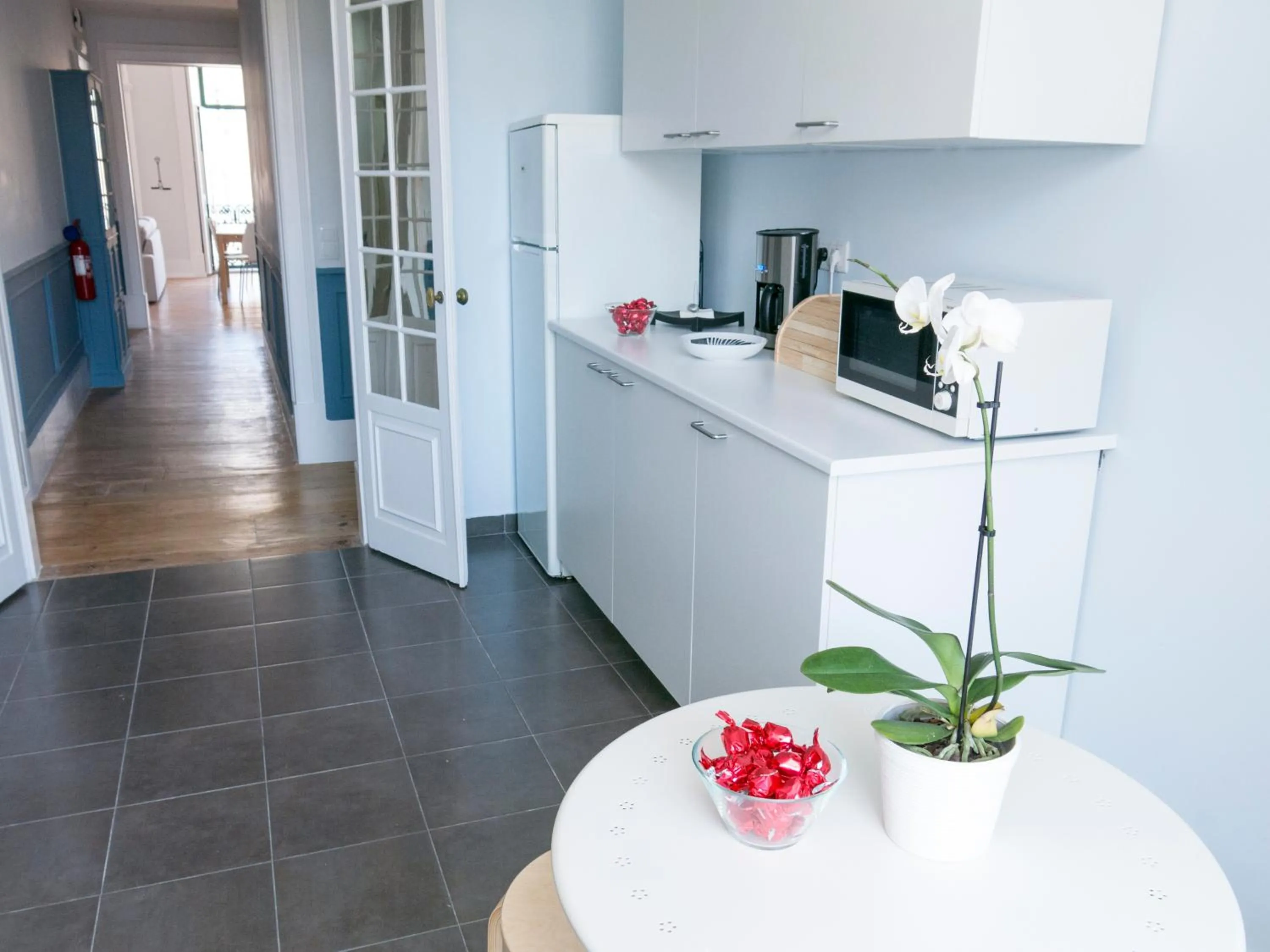 Communal kitchen in Lisbon Check-In Guesthouse