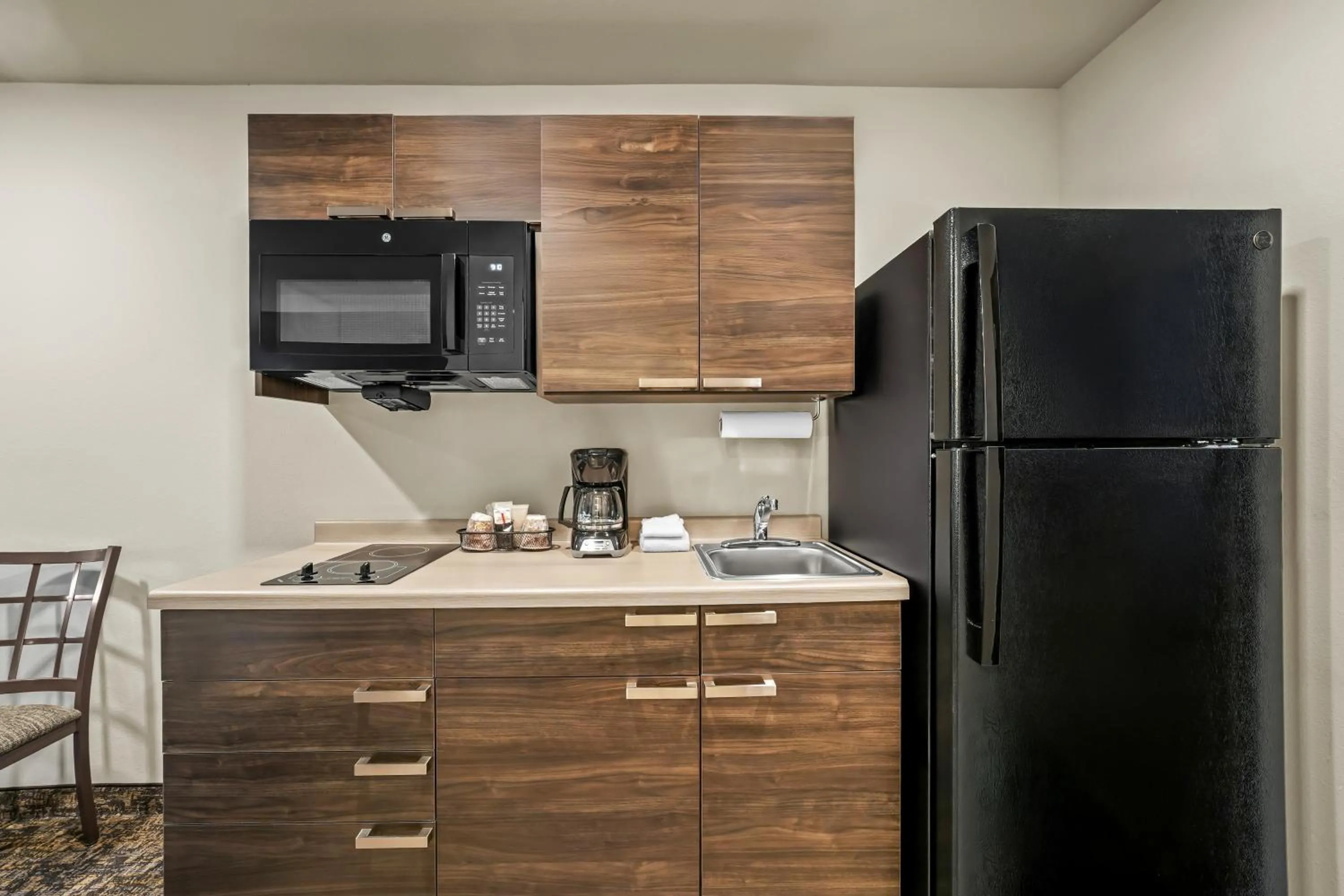 Kitchen or kitchenette in My Place Hotel-Augusta, GA