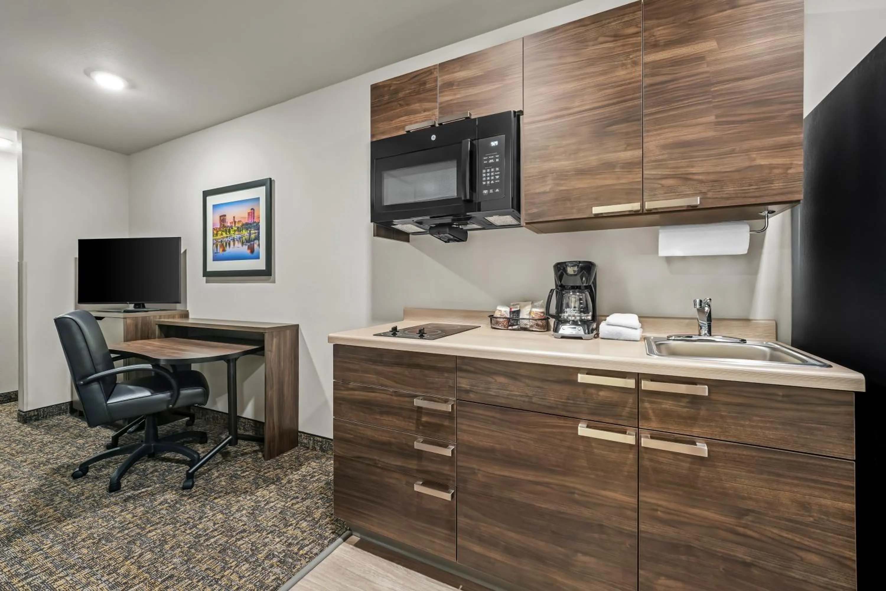 Kitchen or kitchenette in My Place Hotel-Augusta, GA