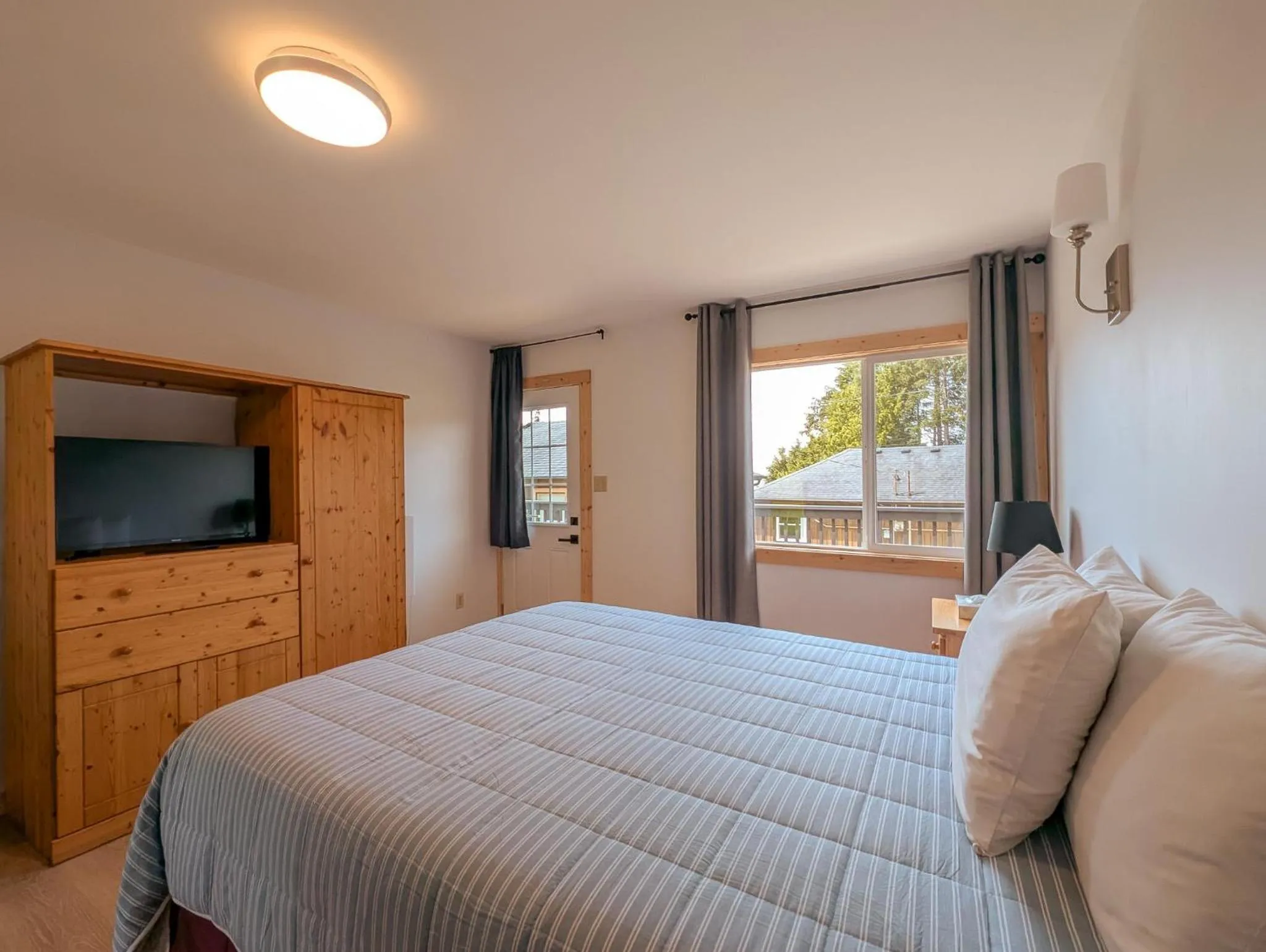 Studio Queen Suite in Little Beach Resort