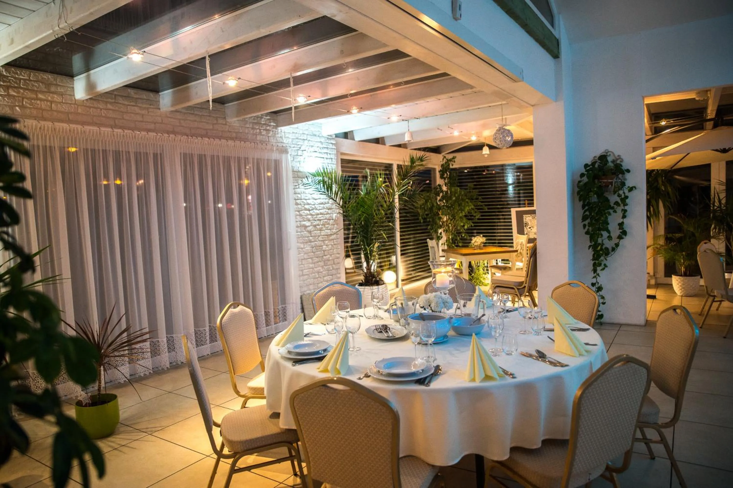 Restaurant/places to eat in Hotel Legnicki & Restauracja