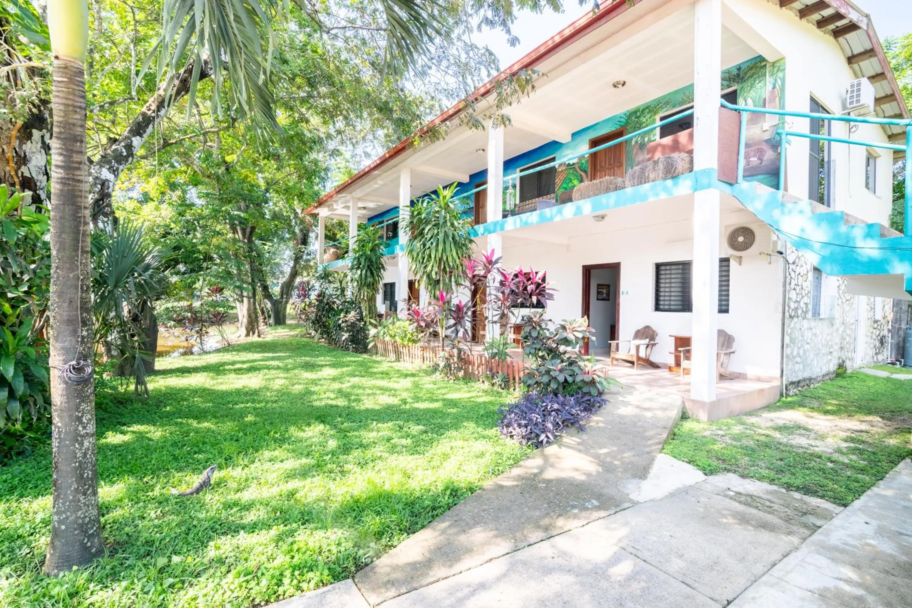 Property building in Drift Inn Cayo