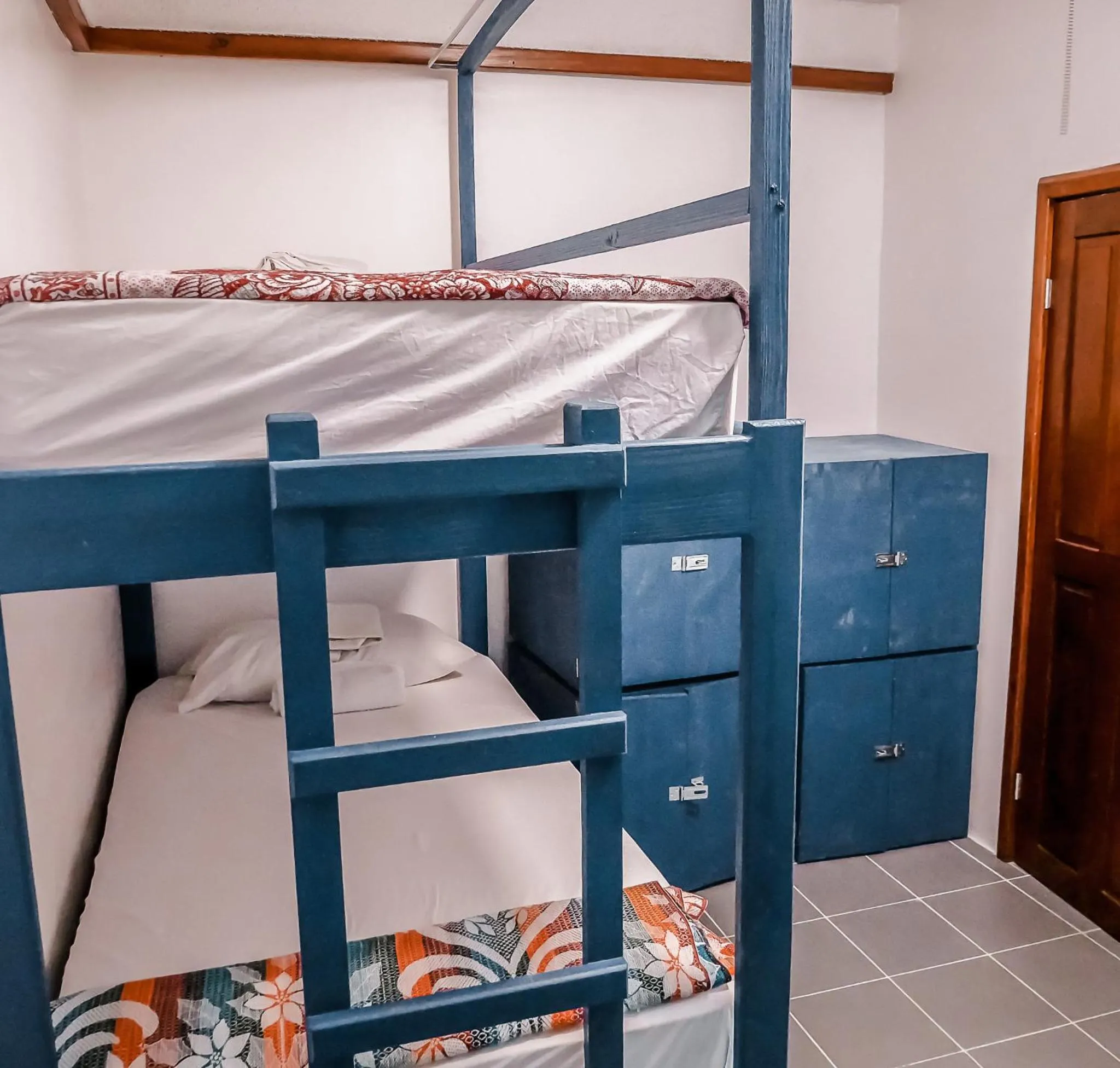 bunk bed, Bed in Drift Inn Cayo