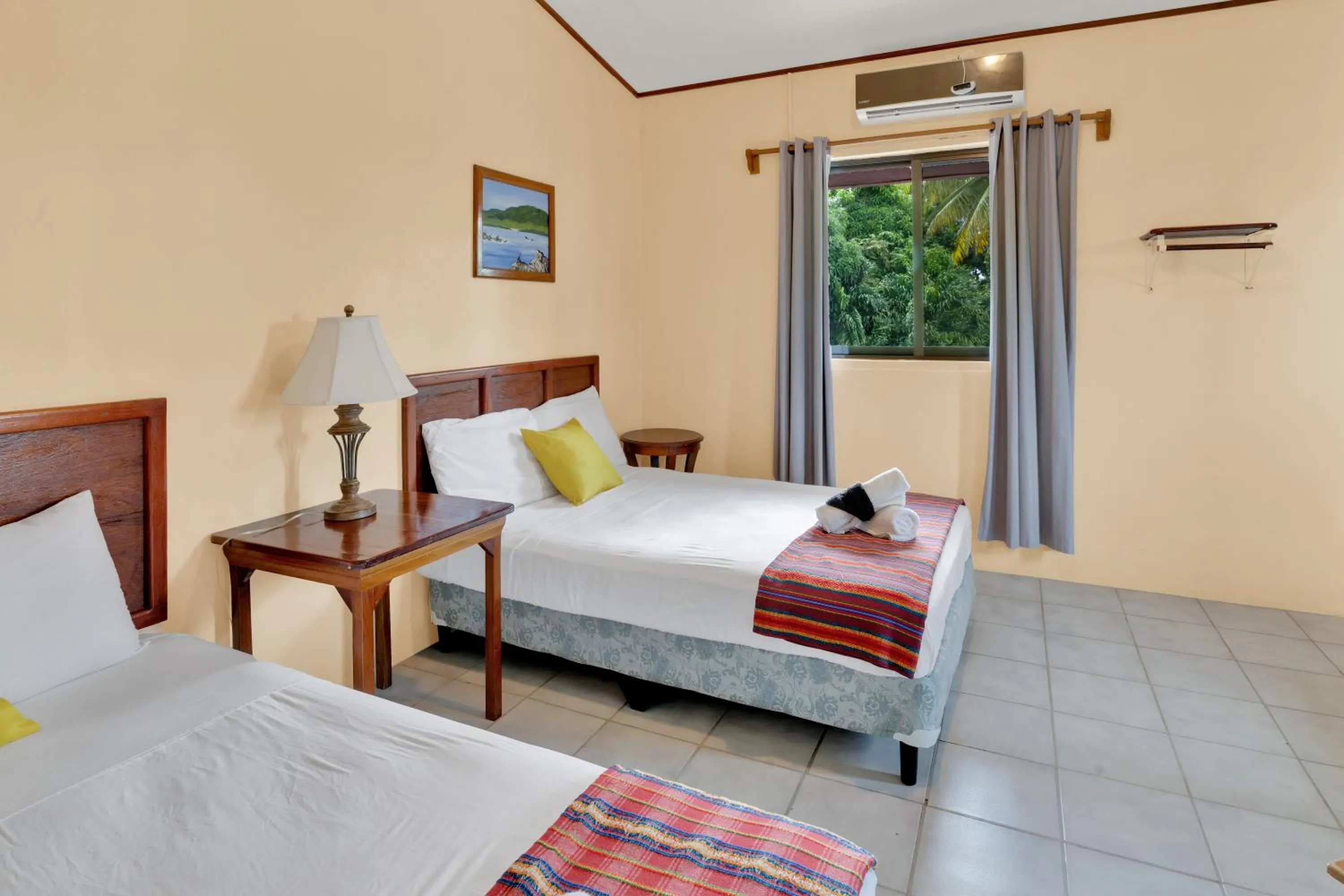 Photo of the whole room, Bed in Drift Inn Cayo