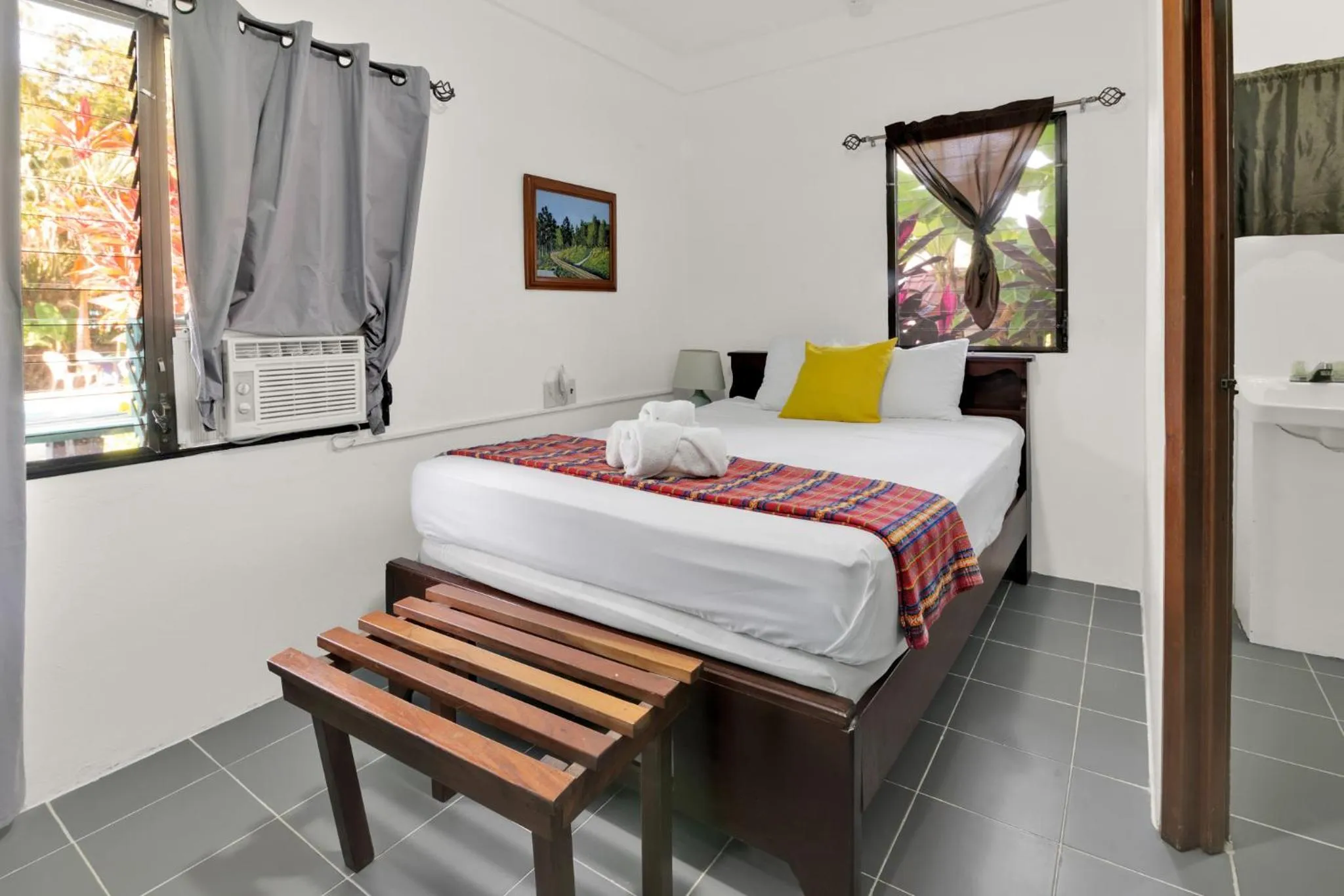 Photo of the whole room, Bed in Drift Inn Cayo