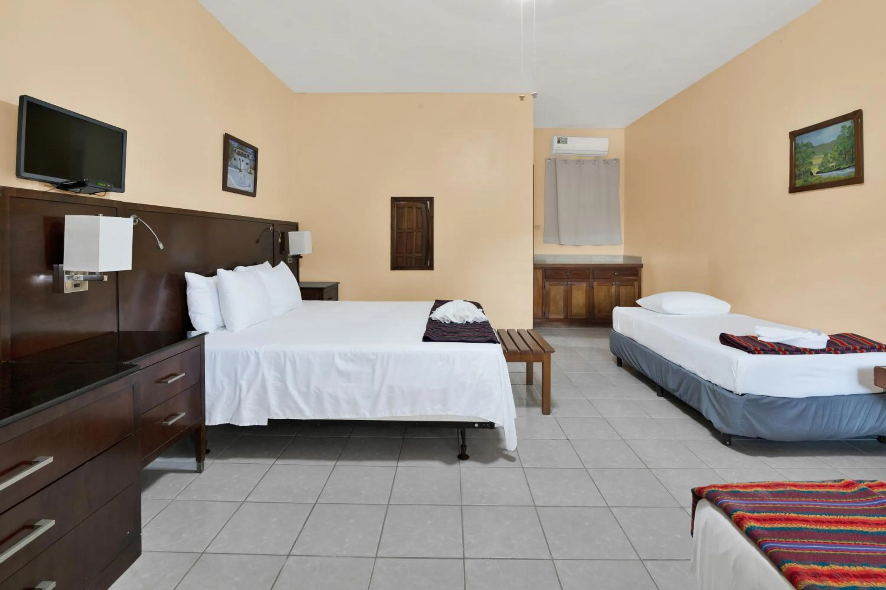 Photo of the whole room, Bed in Drift Inn Cayo