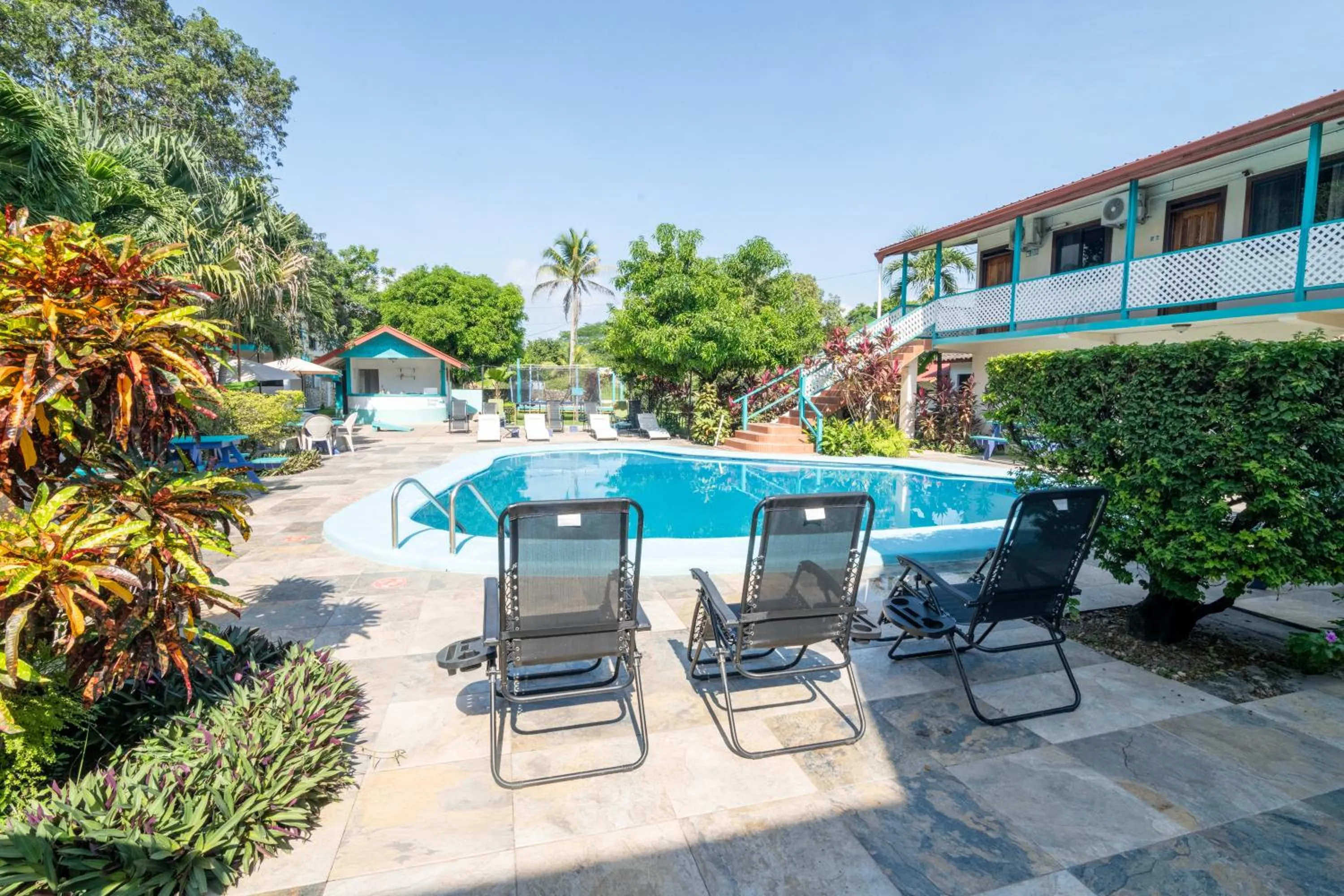 Swimming pool in Drift Inn Cayo