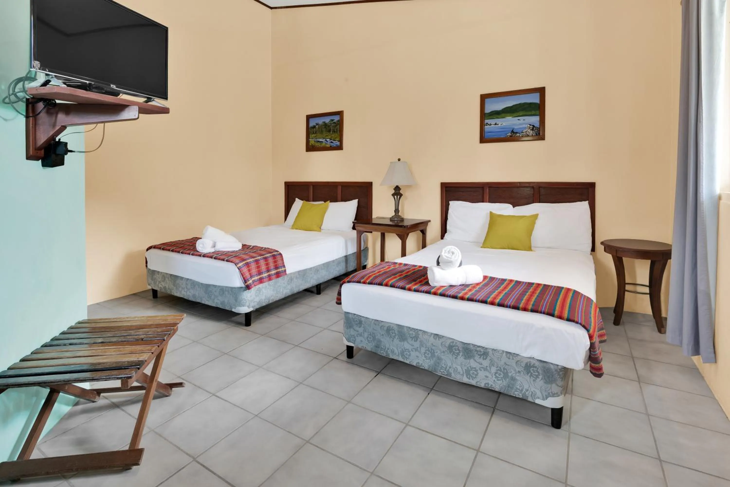 Bed in Drift Inn Cayo