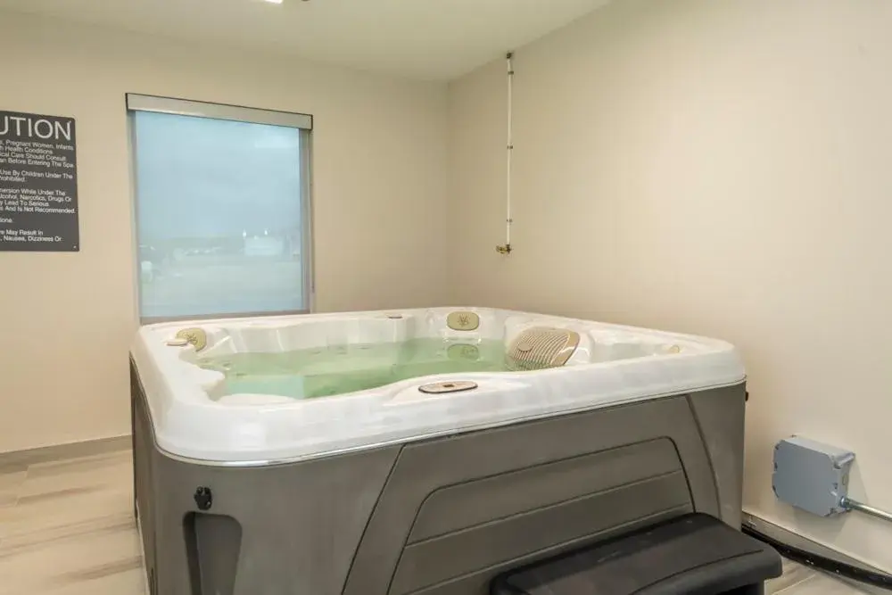 Hot Tub in Comfort Inn & Suites Hot Tub in Comfort Inn & Suites