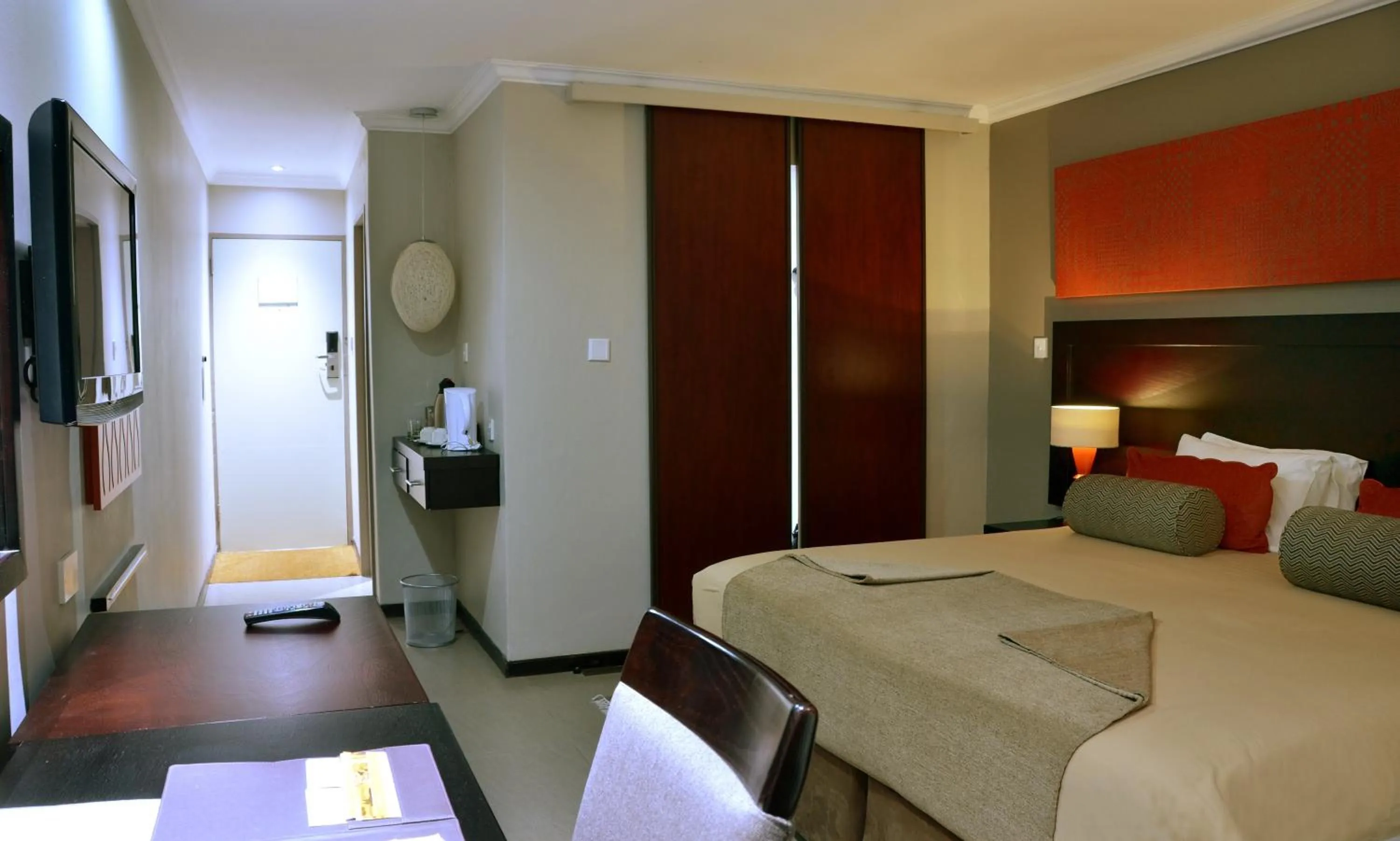 Bedroom, Bed in Cresta Riley's Hotel