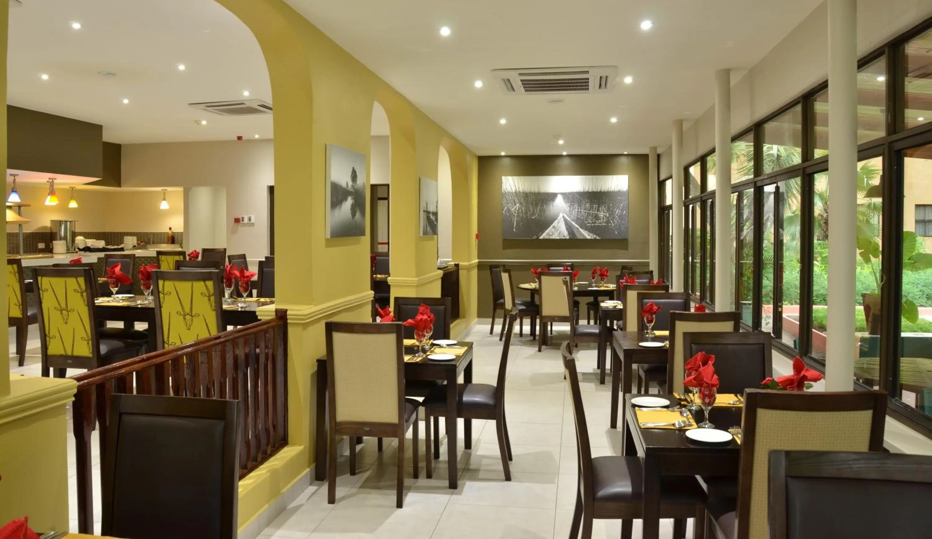 Restaurant/places to eat in Cresta Riley's Hotel