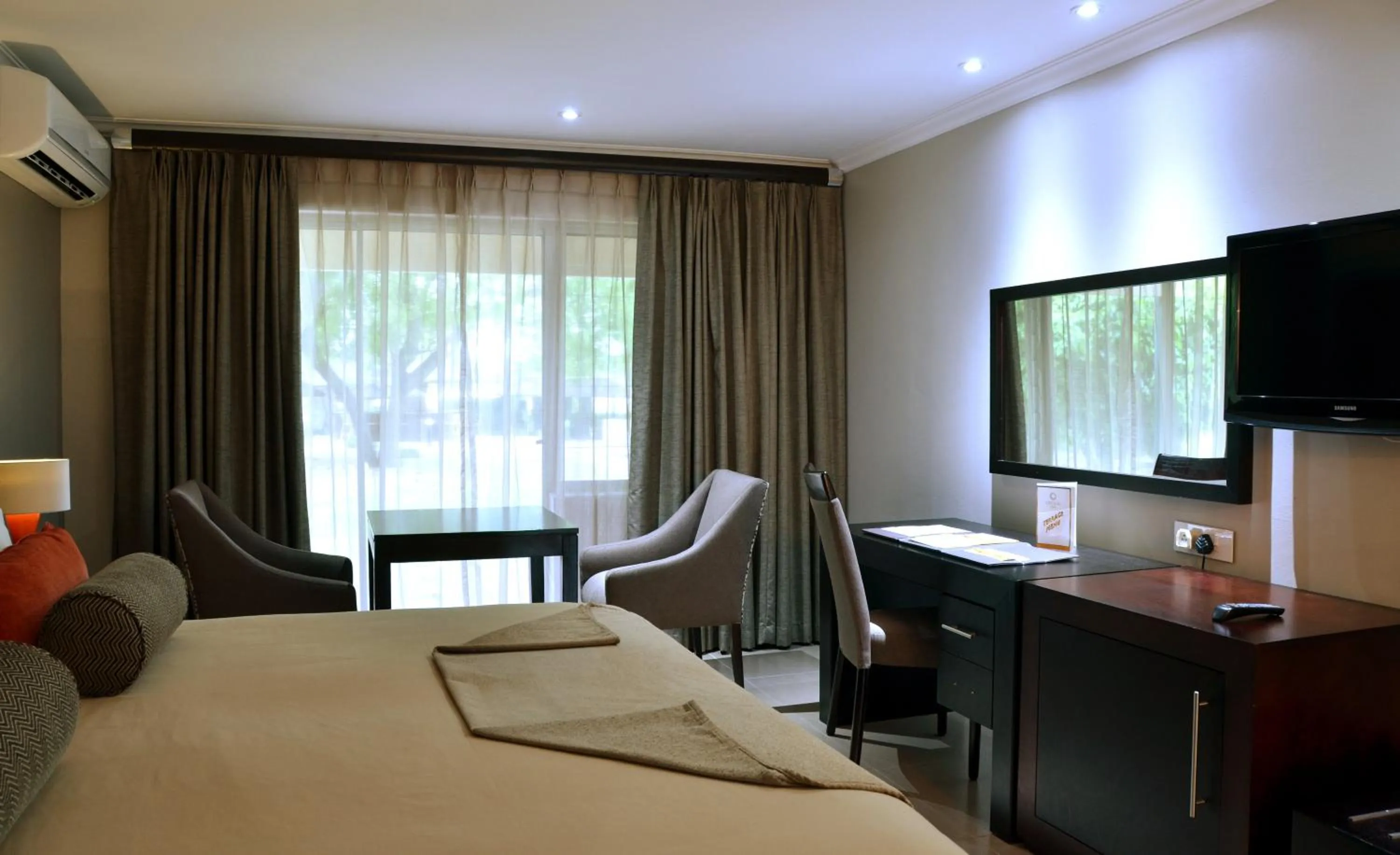 Bedroom, Bed in Cresta Riley's Hotel