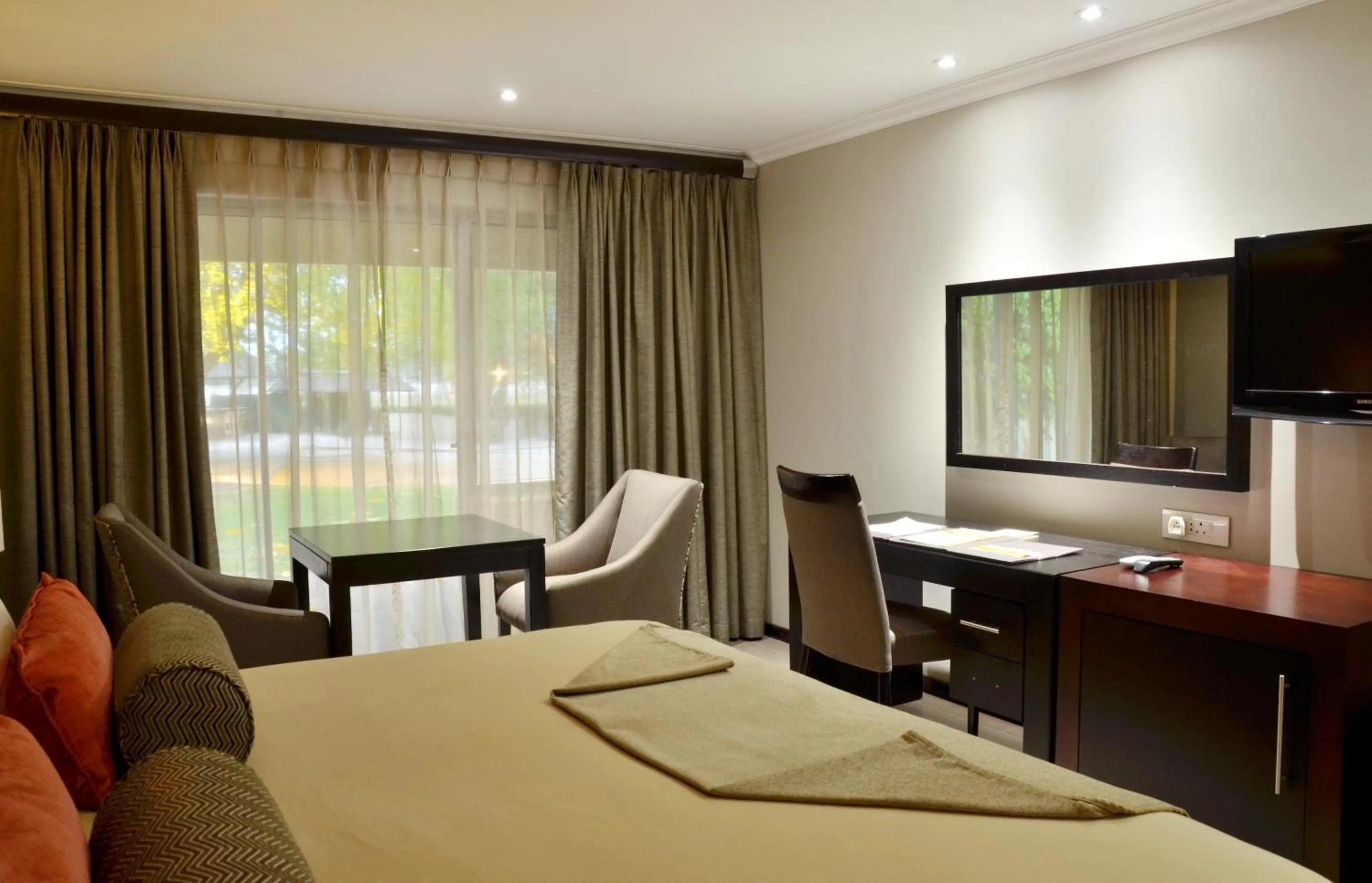 Bedroom, Bed in Cresta Riley's Hotel