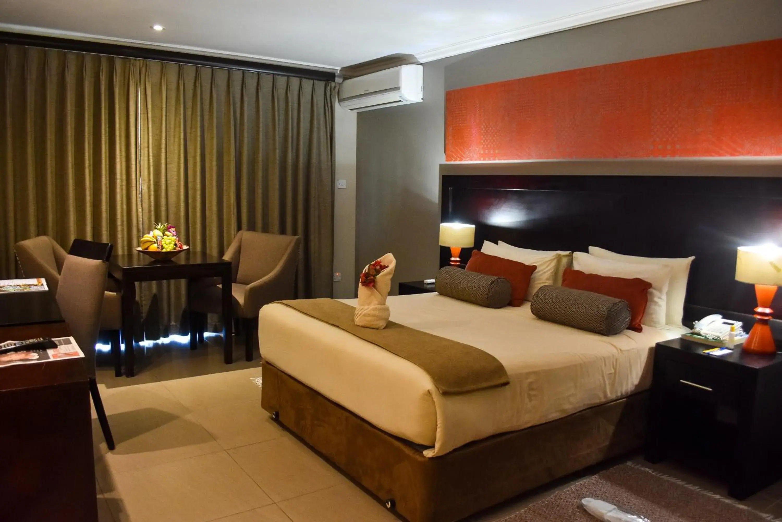 Bedroom, Bed in Cresta Riley's Hotel Bedroom, Bed in Cresta Riley's Hotel