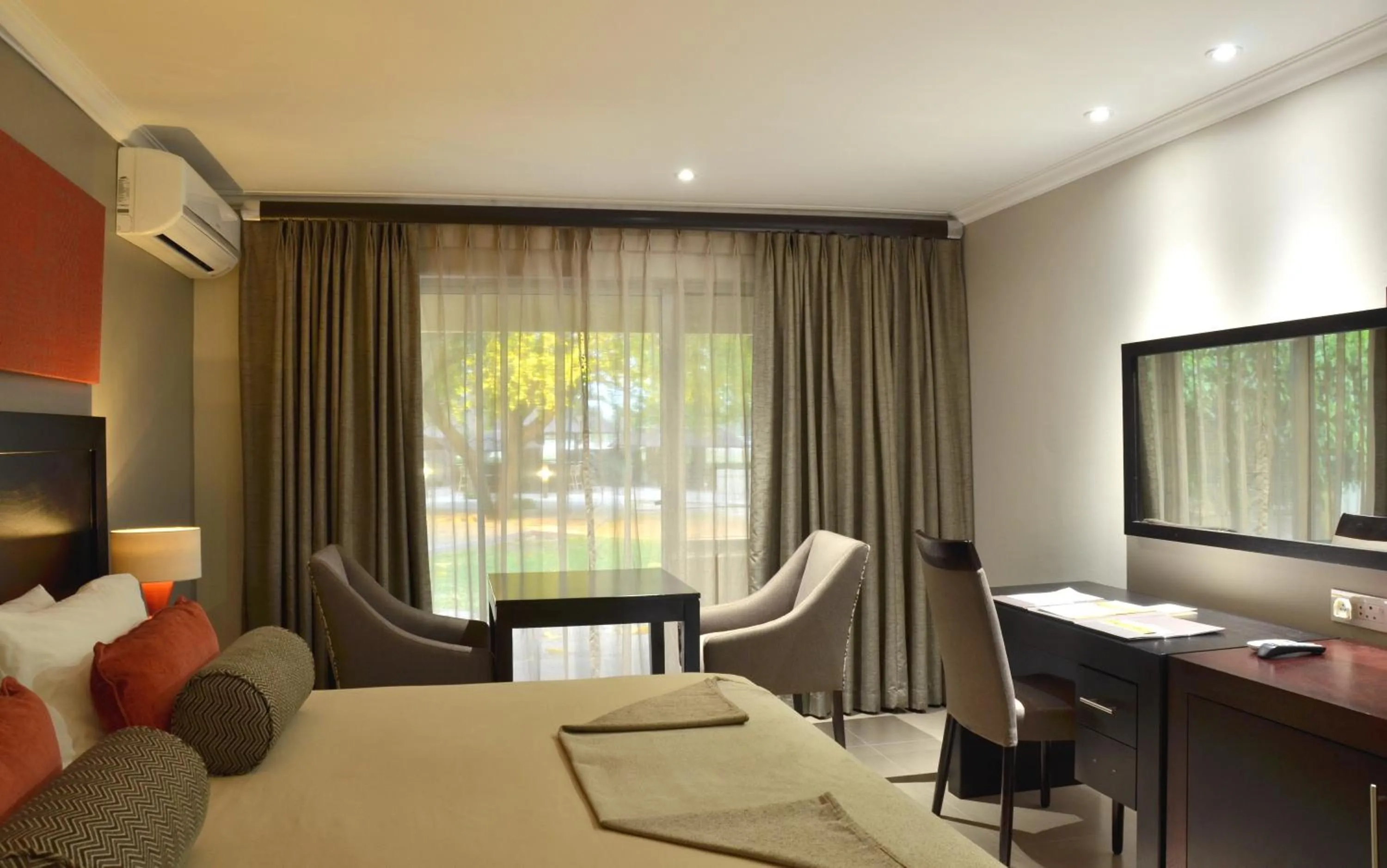 Bedroom, Bed in Cresta Riley's Hotel