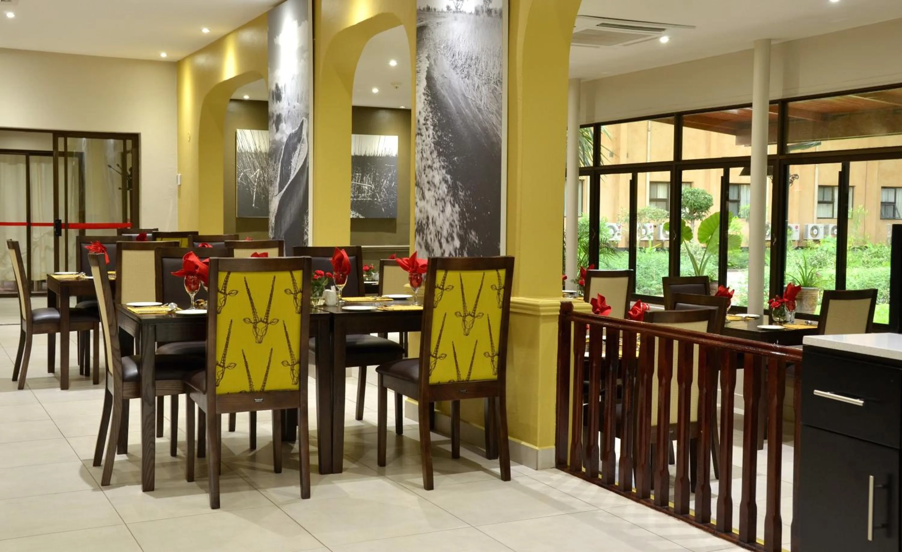 Restaurant/places to eat in Cresta Riley's Hotel