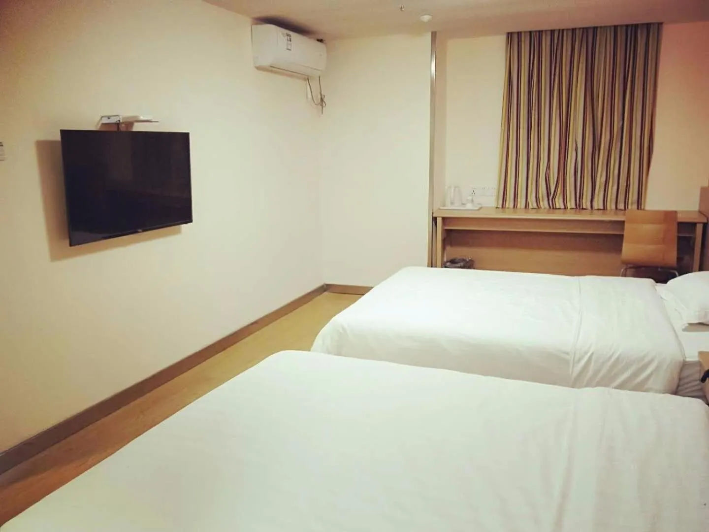 Bed in 7Days Inn WuHan Road JiQing Street