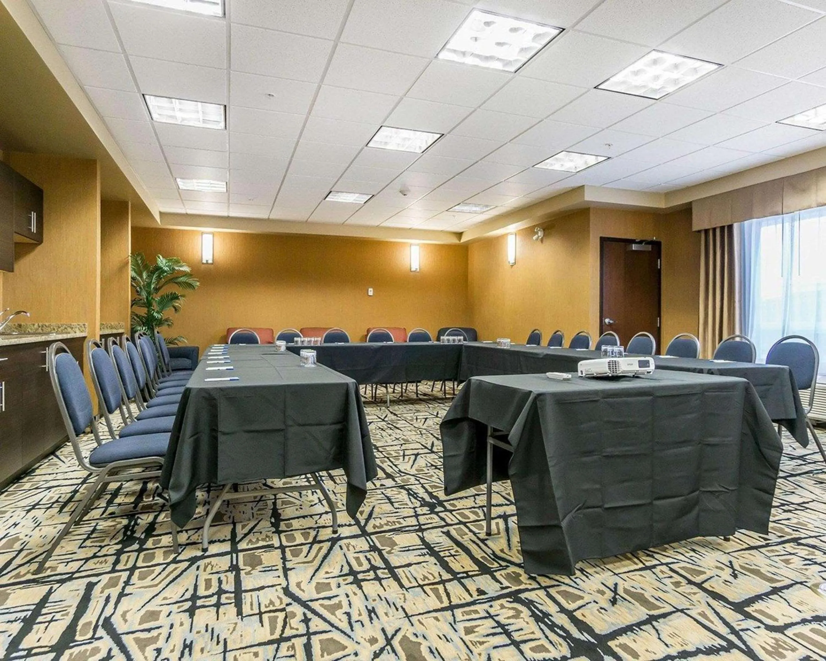 Meeting/conference room in Comfort Inn & Suites Edmonton International Airport